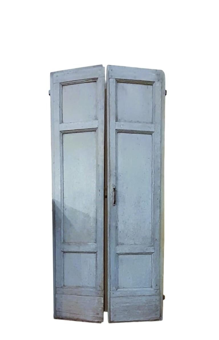 Antique light blue lacquered door with its original lacquer finish from the late 1700s In Good Condition For Sale In Cesena, FC