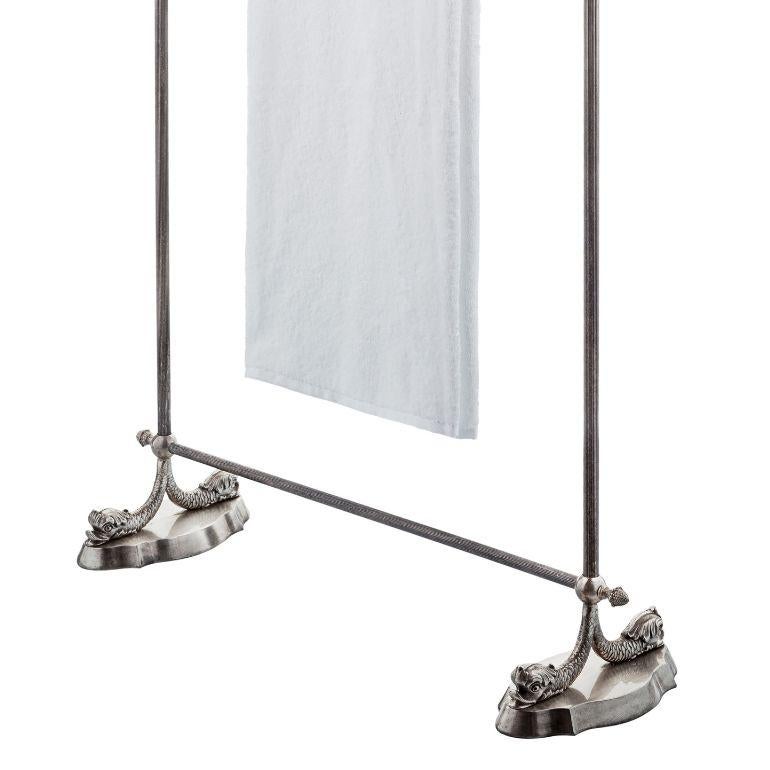 Porta un tocco di isole greche nel tuo bagno con il nostro portasciugamani da terra Zante. Caratterizzato da un delizioso design a forma di delfino, questo supporto è realizzato in resistente ottone e fornisce una soluzione pratica ed elegante per