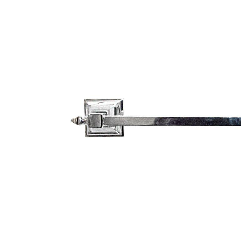 Trasforma il tuo bagno in un'oasi sofisticata con il nostro Portasciugamani impreziosito da un elegante tubo quadro in ottone dell'esclusiva linea Berlino. Migliora il tuo spazio con stile e funzionalità poiché questo elegante accessorio aggiunge un