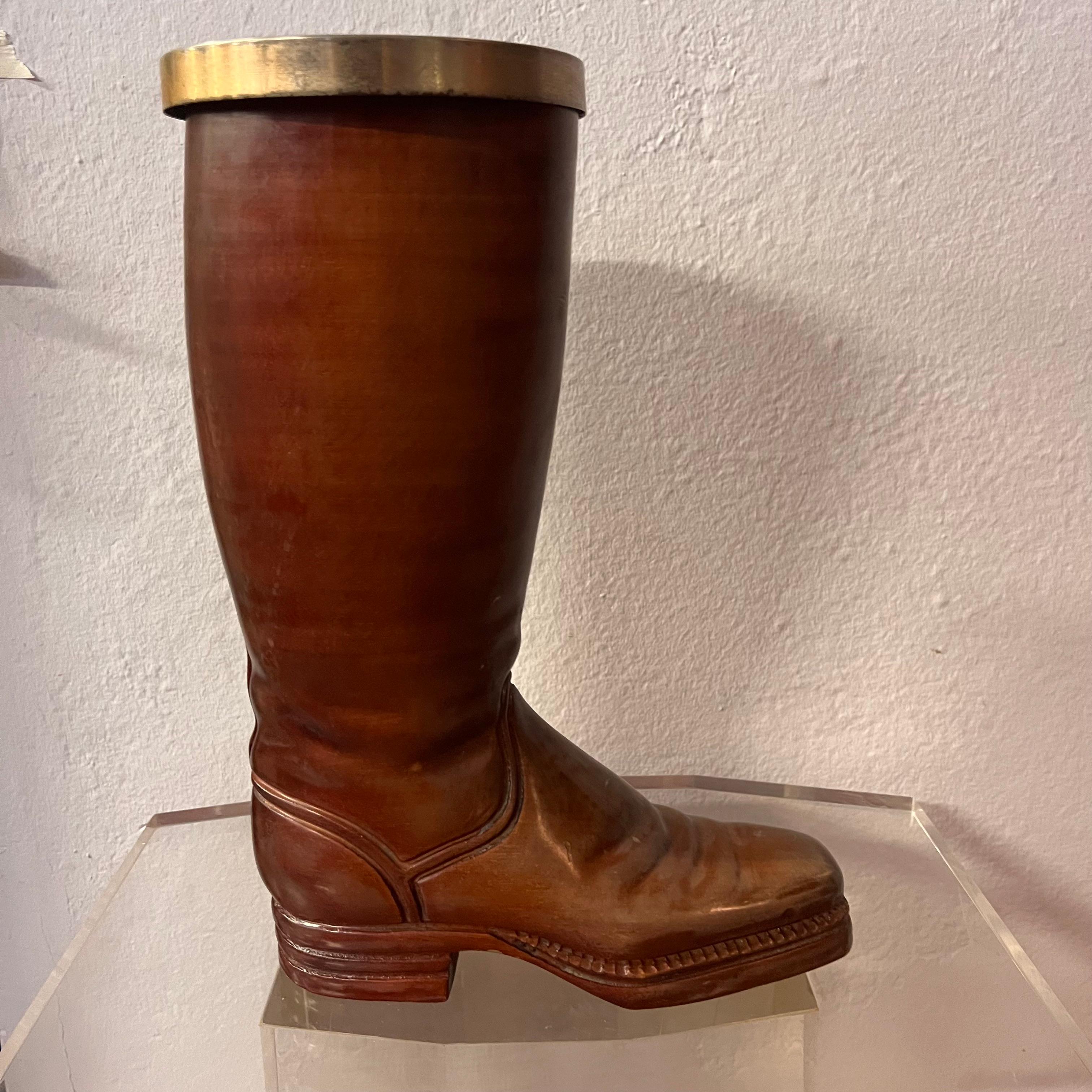 Porte-batons vintage en bois massif avec finition en laiton - 1940s Italian Craftsmanship
Magnifique porte-canne vintage, riche en détails, fabriqué en Italie dans les années 1940 par un artisan anonyme. Cette pièce unique est sculptée dans du bois