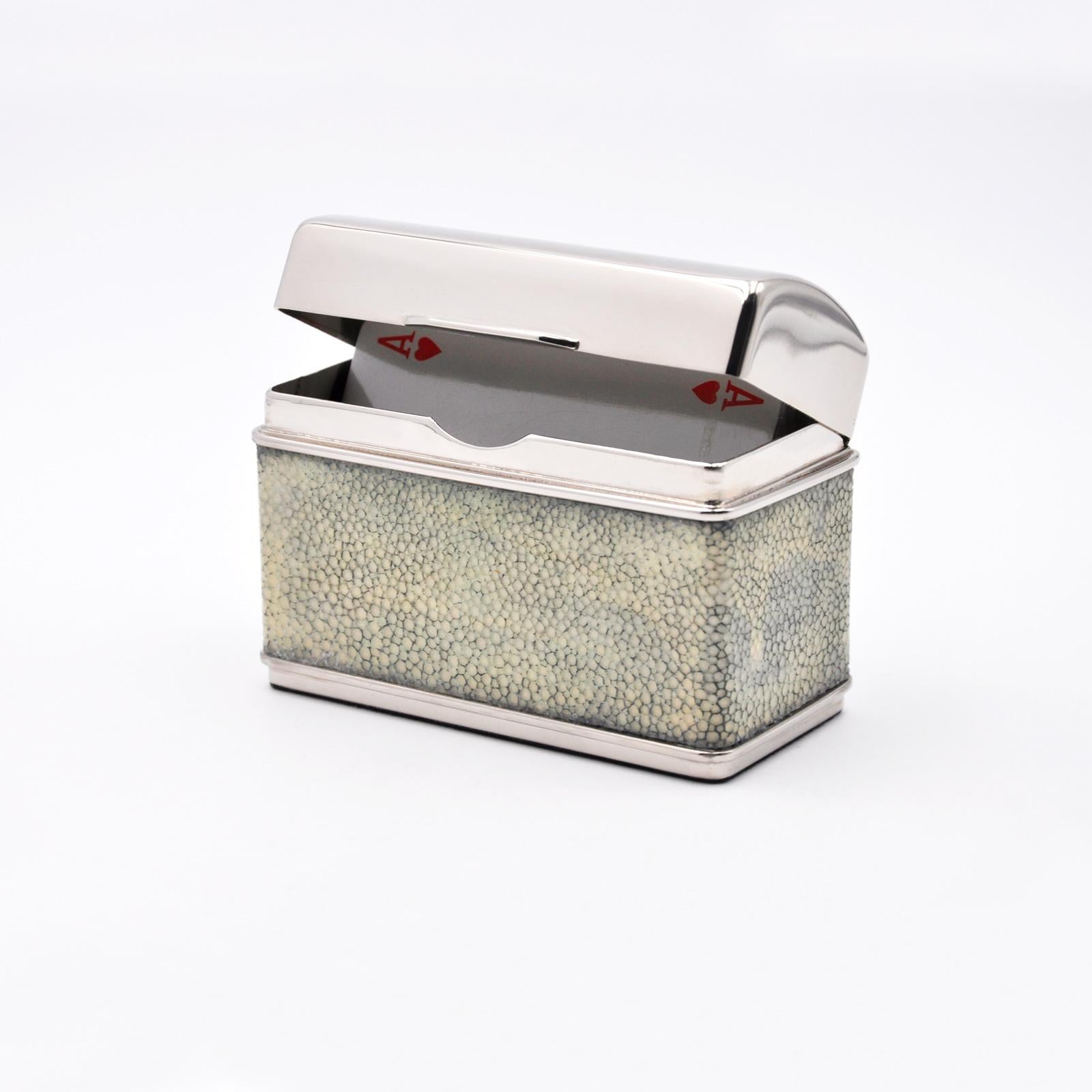 Das moderne Design der polierten Metallbox in Form einer Truhe wird durch die  wertvolle Beschichtung  echtes Chagrinleder   melange-farben  grün-biege. Elegantes Möbelstück, ideal für die Aufbewahrung von Spielkarten und Zigaretten,  kleinen