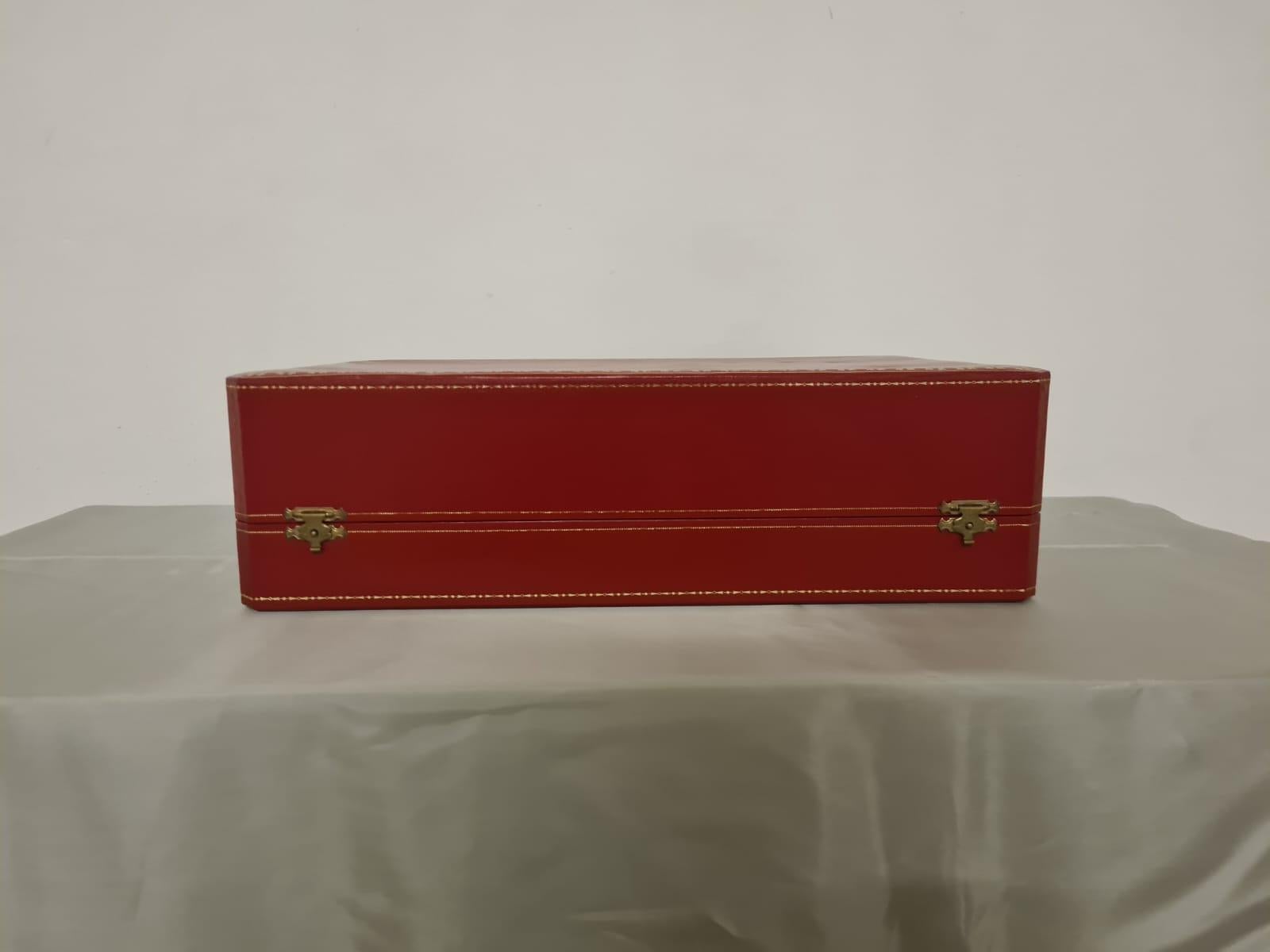 Raro soporte para caviar Cartier

Elegante juego de cuencos para caviar con decoración plateada.

El cuenco más grande tiene un borde plateado con una banda decorativa en los tres colores del oro.

Un aro de plata desmontable sostiene el cuenco más