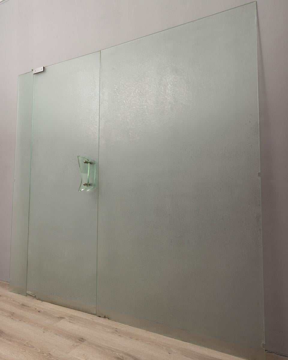 Buntglasfenster und Tür mit großem Kristallgriff und verziertem Glas. Design Cristal Art, 1960er Jahre.

ZUSTAND:
In gutem, funktionsfähigem Zustand, kann zeitbedingte Gebrauchsspuren aufweisen.

ABMESSUNGEN:
Höhe 211 cm; Breite 226 cm; Länge 3 cm; 