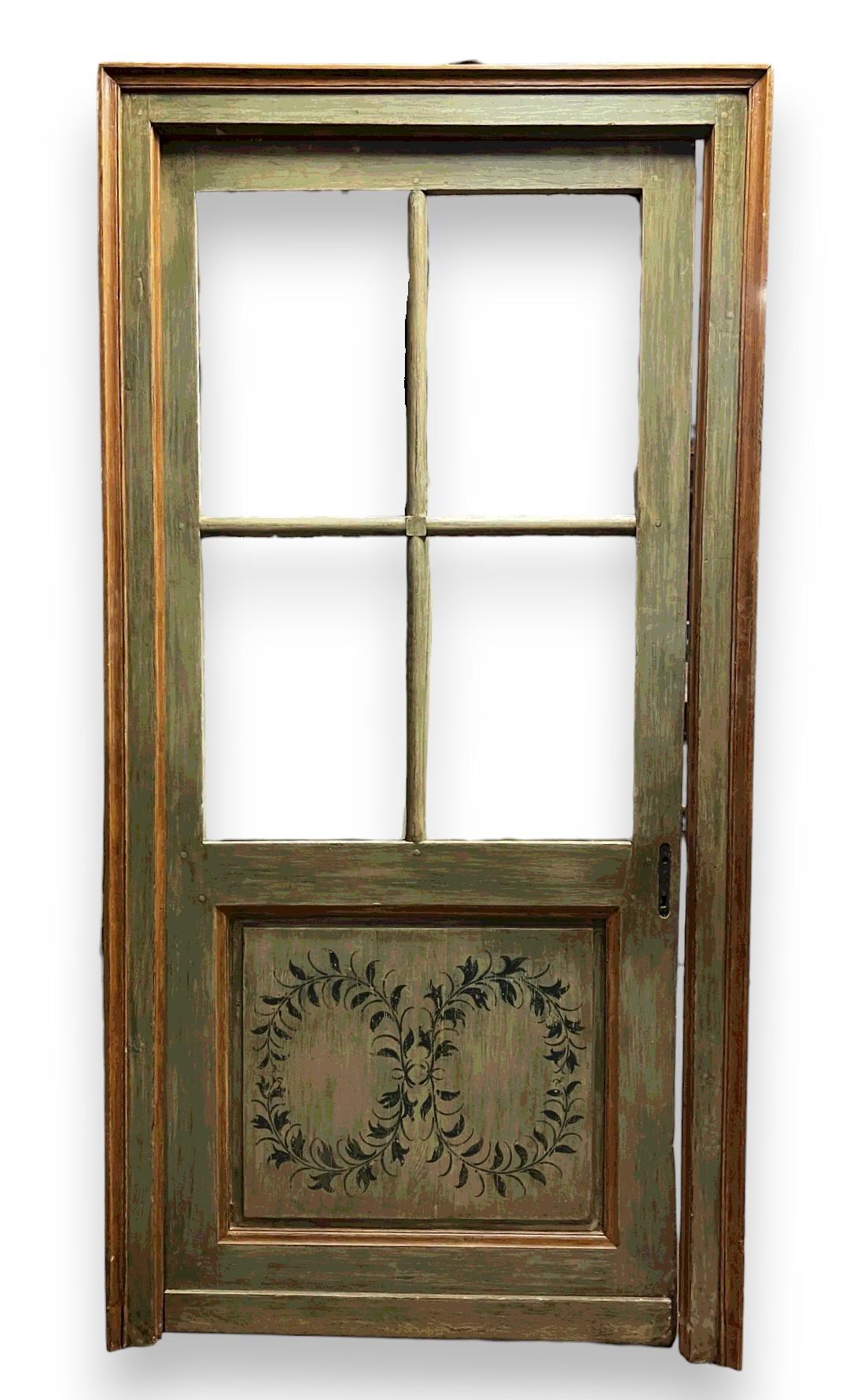 Porte vitrée ancienne en bois laqué, composée d'un vantail et complète avec son cadre laqué d'origine. Le panneau est peint d'un décor de feuilles sur fond de couleurs vertes douces, original par  19ème siècle et d'Italie centrale.
La porte est à