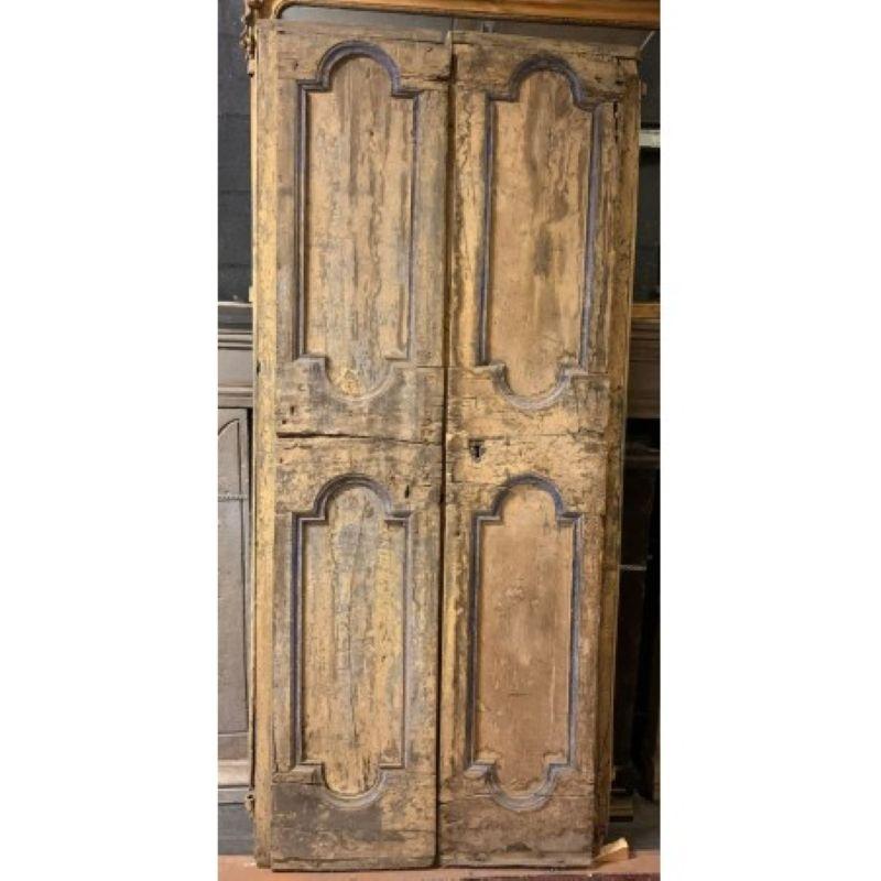 antica porta da interno, a doppia ala, laccata in prima patina originale con fondo giallo e molura blu, pannelli scolpiti in legno di pioppo massello. Ha difetti dovuti all'epoca, che sono prova del suo vissuto e la sua bellezza storica. La fachada