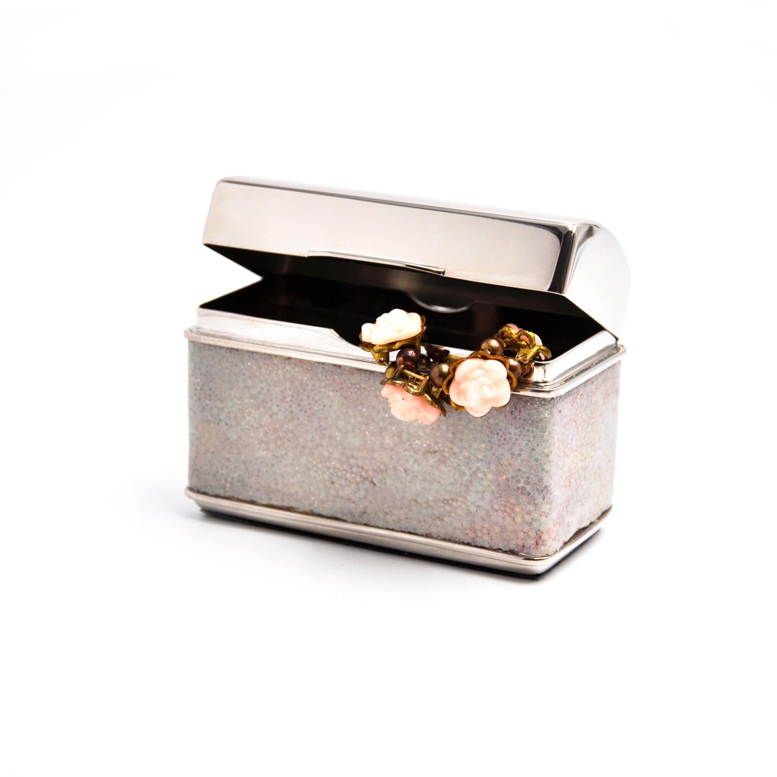Diseño moderno  y revestimiento precioso  fusionar  en esta caja en forma de pequeño baúl que se abre para mostrar  cigarrillos, o cartas, o incluso joyas favoritas. 
Este baúl, que forma parte de la exclusiva colección Galucharme diseñada y