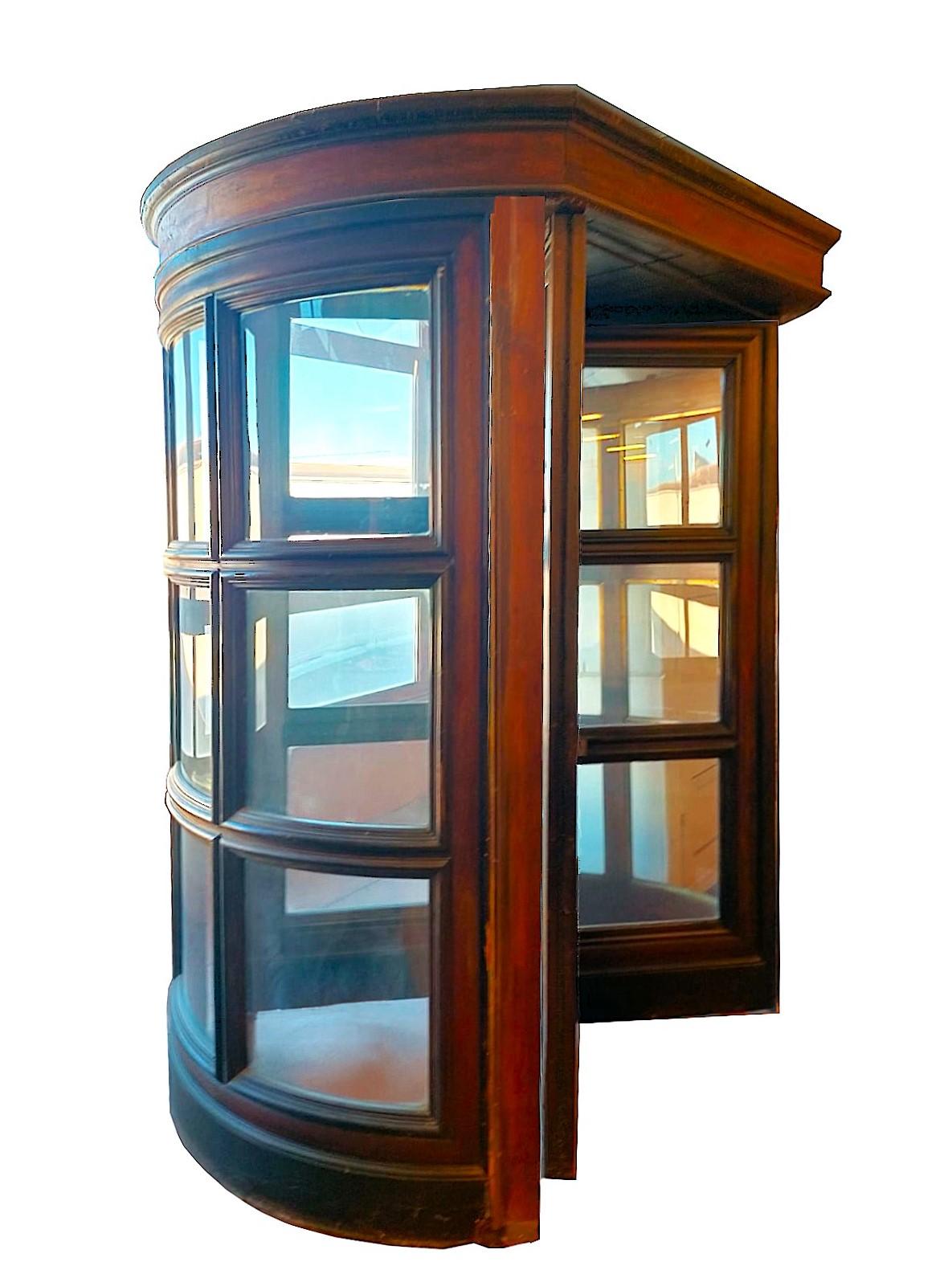 Porta girevole di albergo anni 1930

Porta girevole in legno di noce con cornici interne e maniglie in Ottone, che lucidato impreziosisce la porta.
La parte di porta esterna, fissa, ha vetri doppi curvi, i riquadri dove sono alloggiati i vetri sono