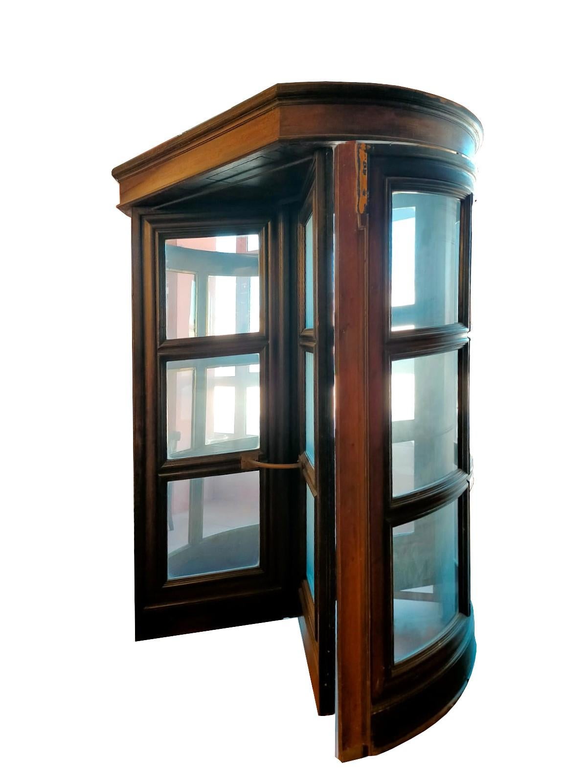 Italian Porta girevole di albergo anni 1930 in noce e ottone in vendita
