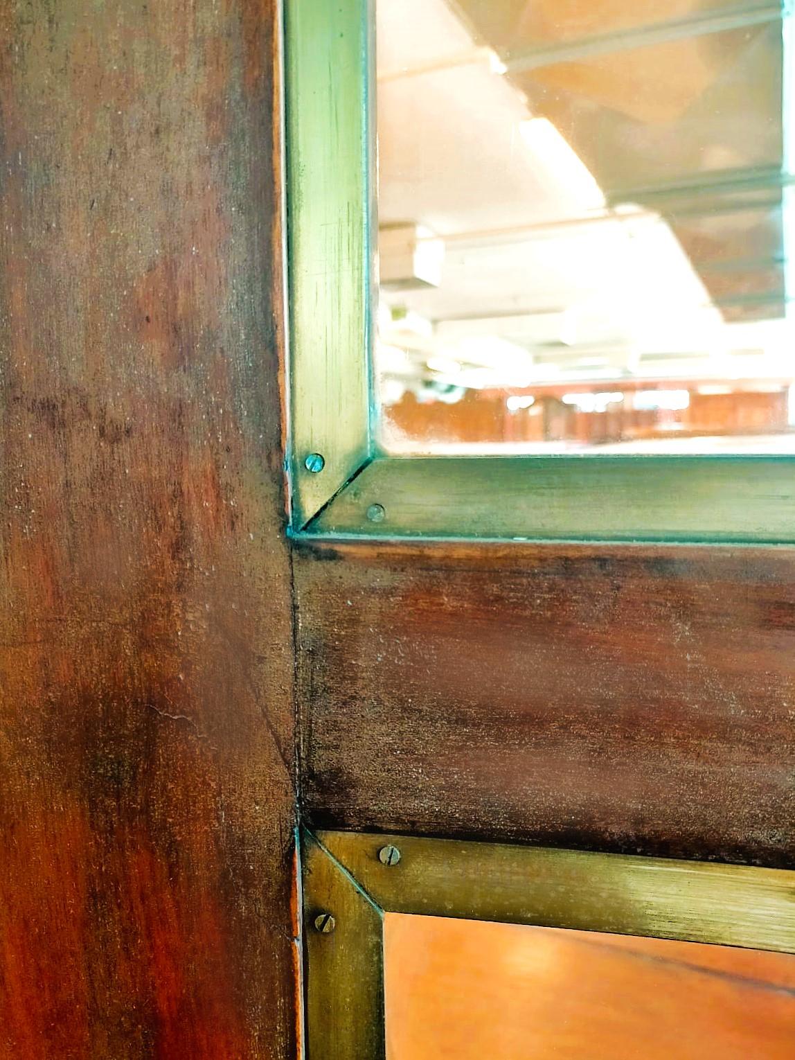 Ottone Porta girevole di albergo anni 1930 in noce e ottone in vendita