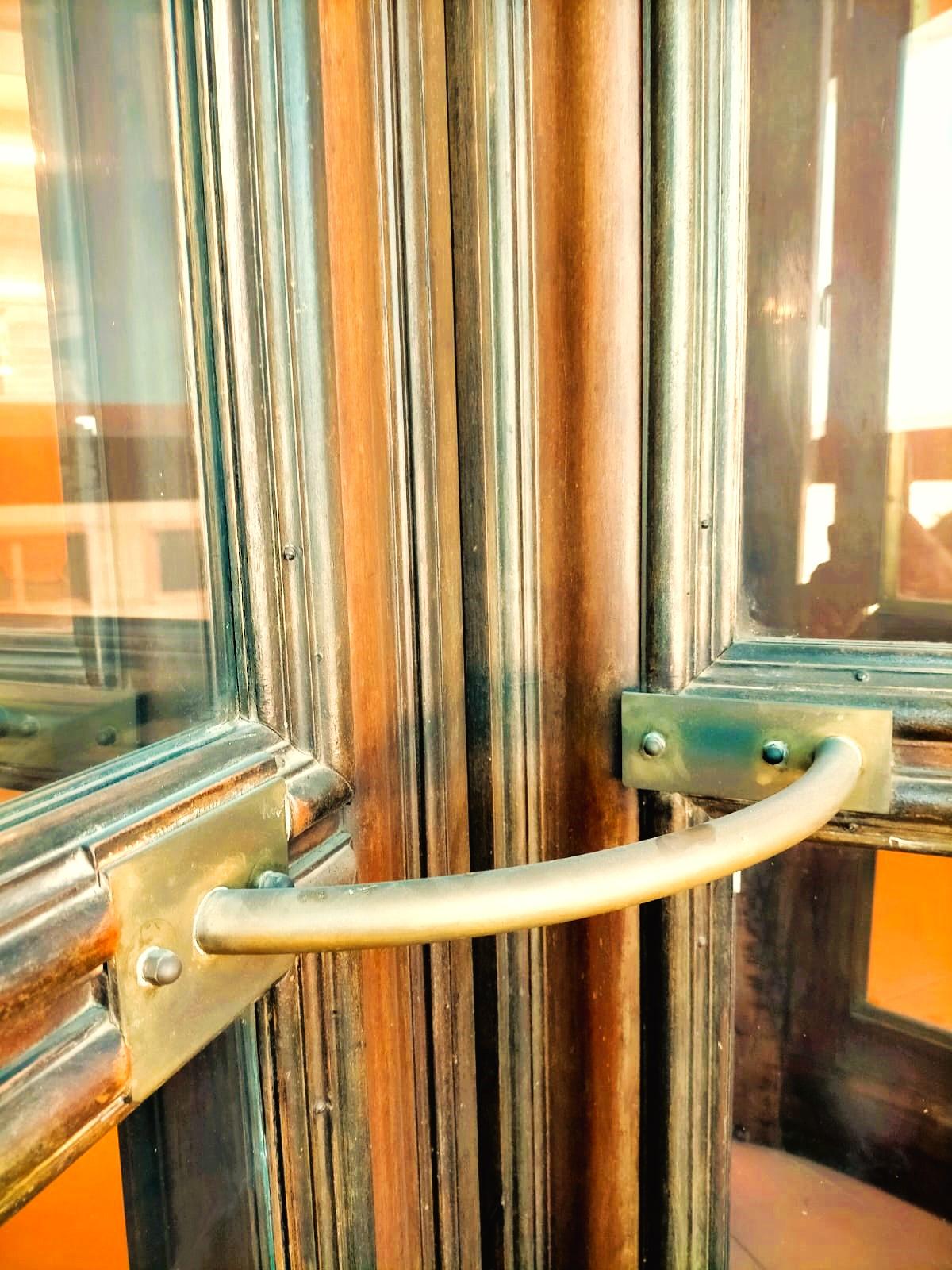 Porta girevole di albergo anni 1930 in noce e ottone in vendita 1
