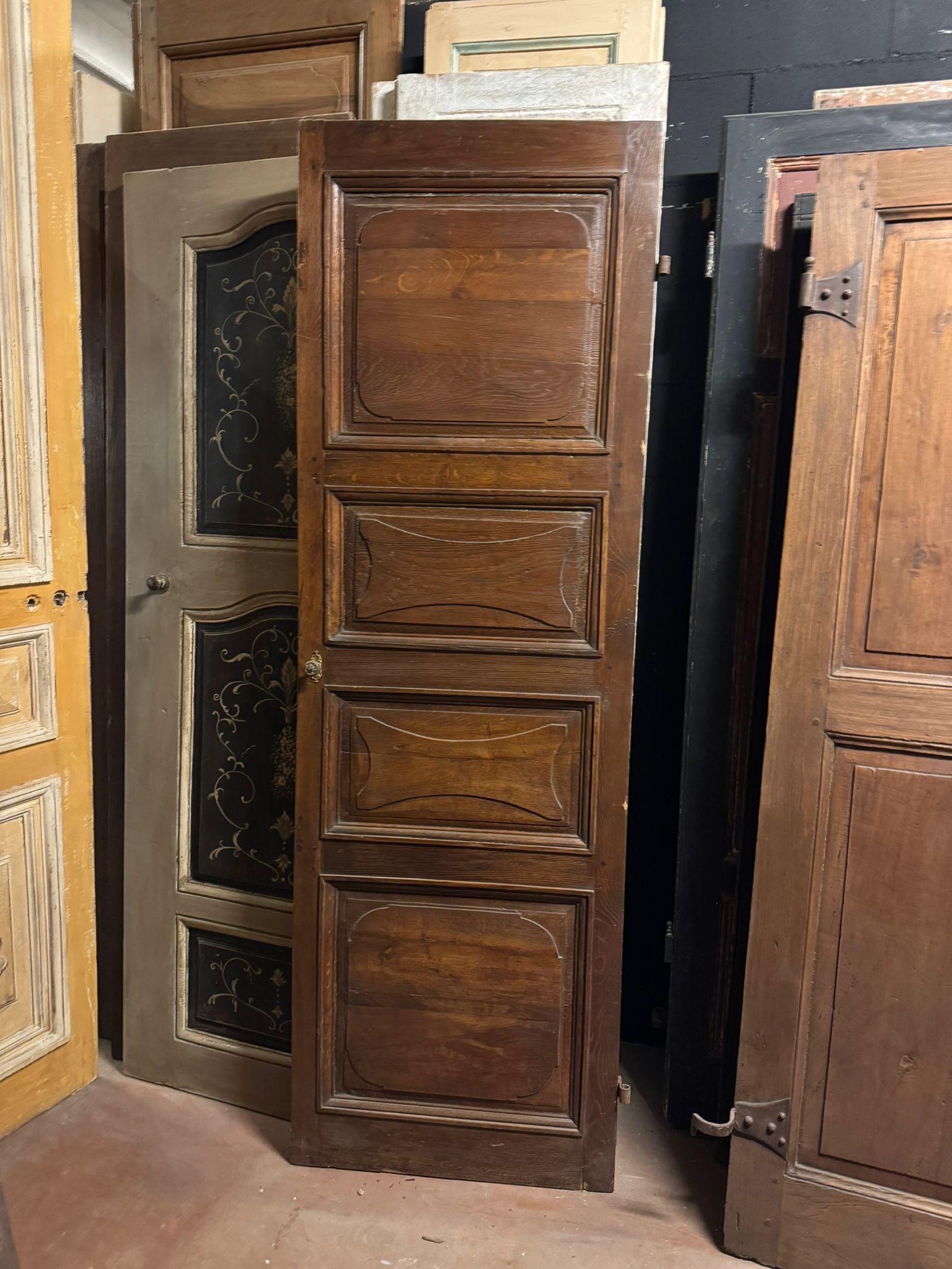 Antike Tür aus Kastanienholz, einflügelig, mit geschnitzten Paneelen in geometrischer Form und vor allem doppelseitig: Rückseite ebenfalls geschnitzt.
Es kann für die Herstellung von Wandschränken verwendet werden. Hat noch die originalen Bügeleisen