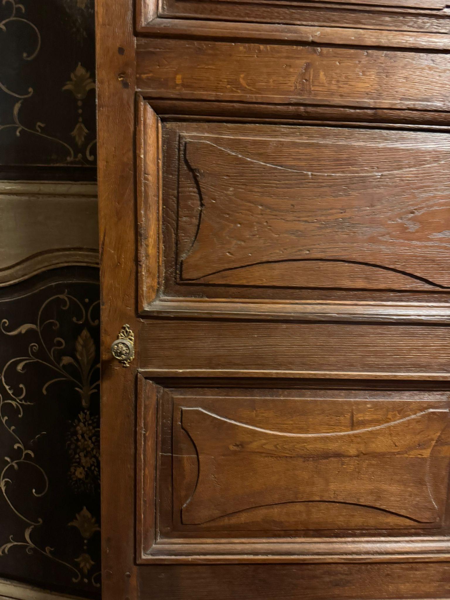 Kastanientür mit geschnitzten Paneelen, doppelseitig und mit Originaleisen, Italien (Italian) im Angebot