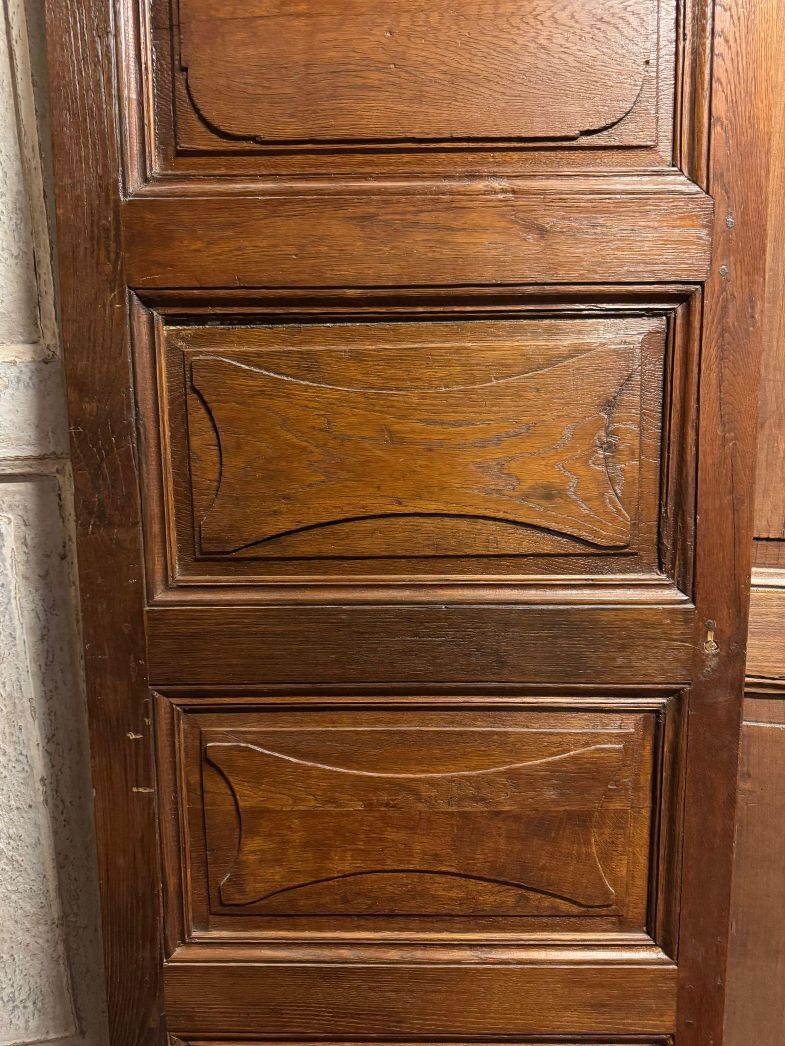 Kastanientür mit geschnitzten Paneelen, doppelseitig und mit Originaleisen, Italien (Geschnitzt) im Angebot