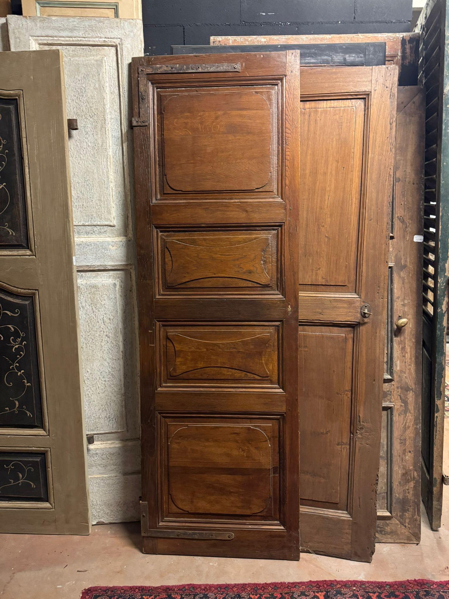 Kastanientür mit geschnitzten Paneelen, doppelseitig und mit Originaleisen, Italien im Zustand „Gut“ im Angebot in Cuneo, Italy (CN)