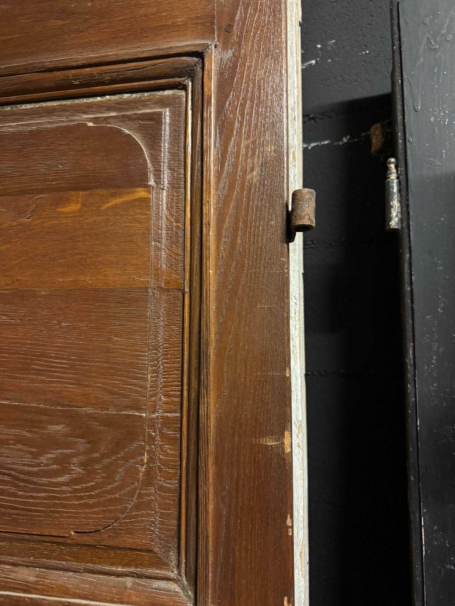 Kastanientür mit geschnitzten Paneelen, doppelseitig und mit Originaleisen, Italien (19th Century) im Angebot