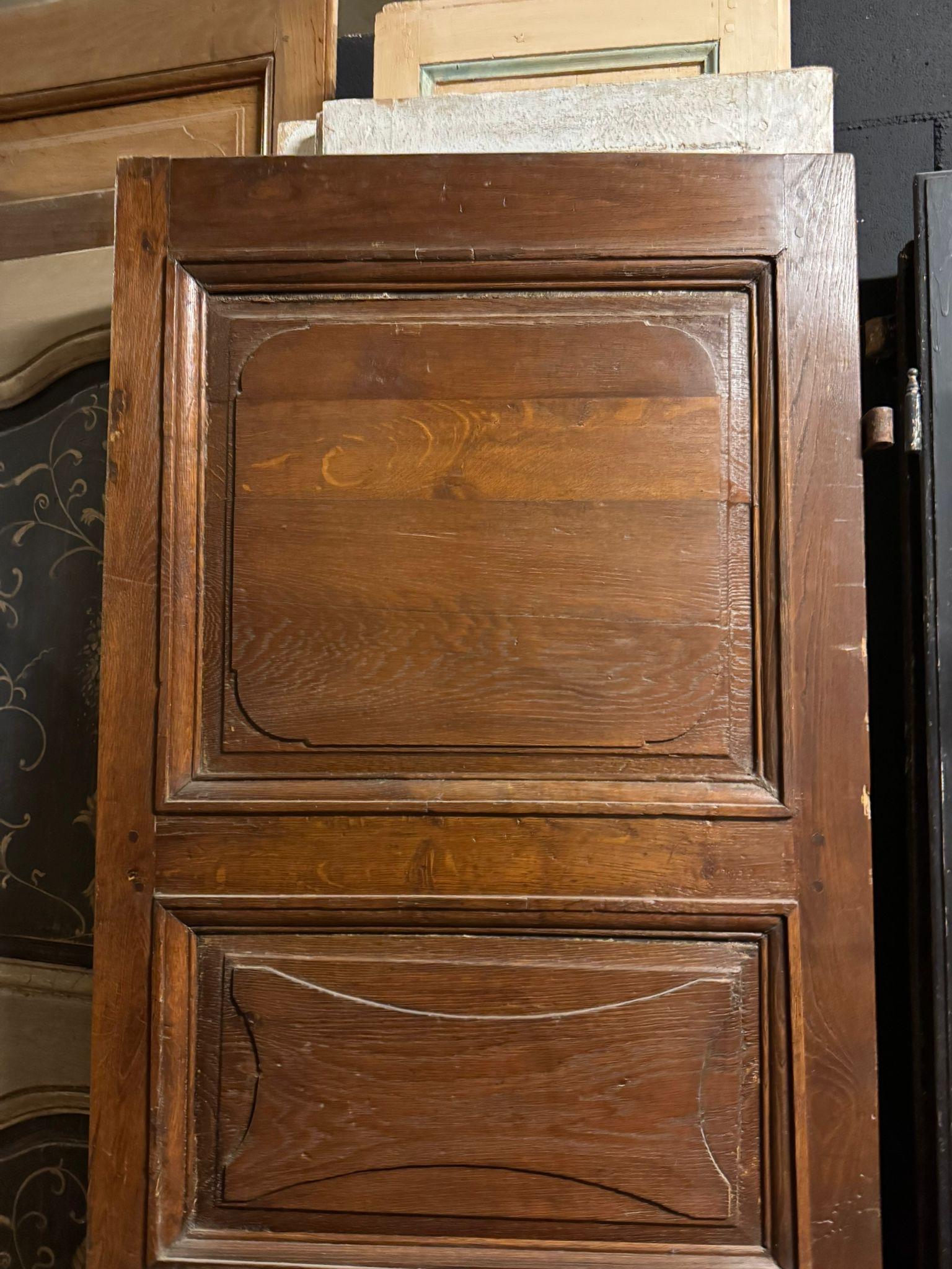 Kastanientür mit geschnitzten Paneelen, doppelseitig und mit Originaleisen, Italien (Kastanienholz) im Angebot