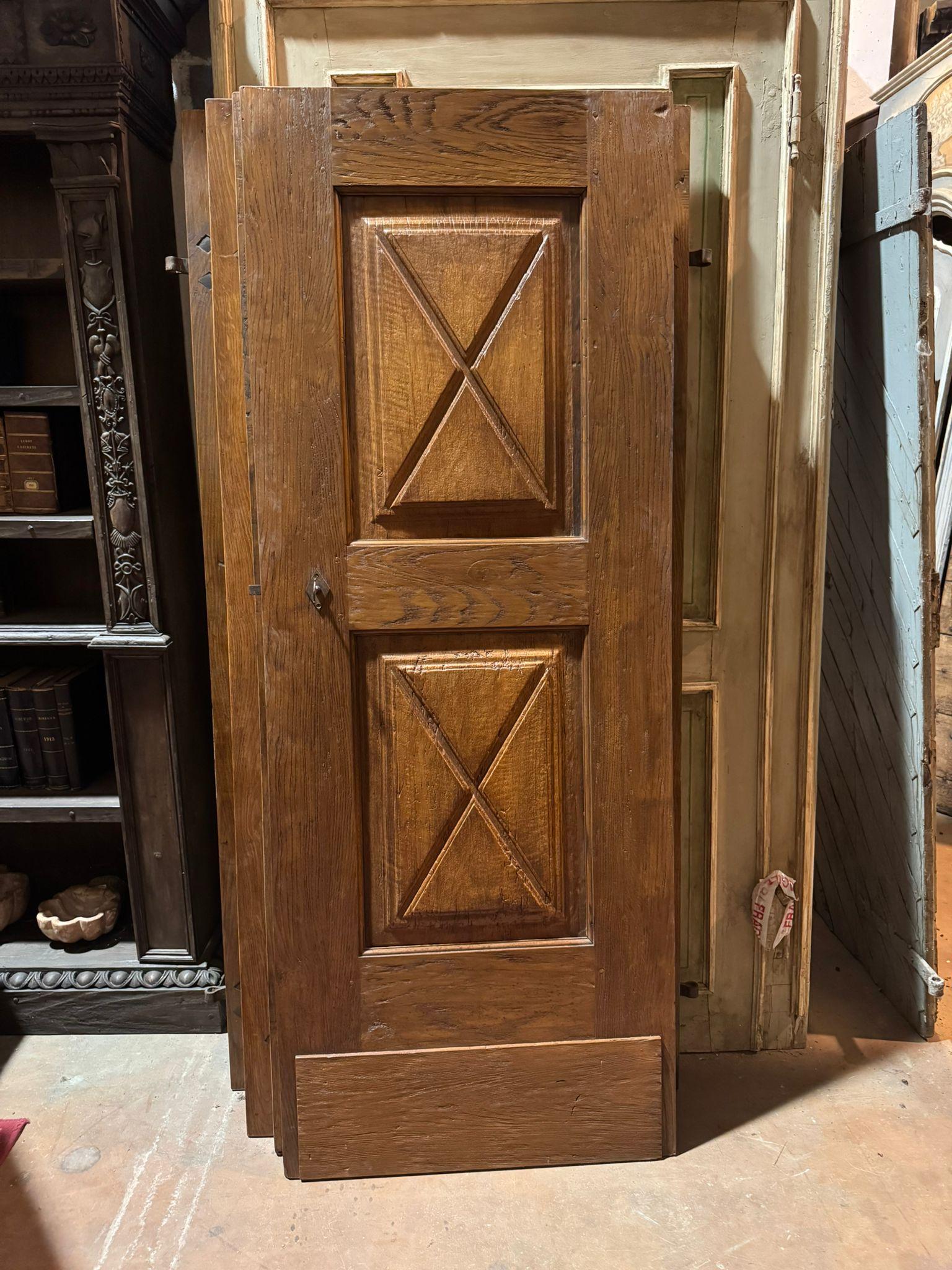 Puerta de una hoja de álamo y roble, tallada en cruz, Italia Italian en venta