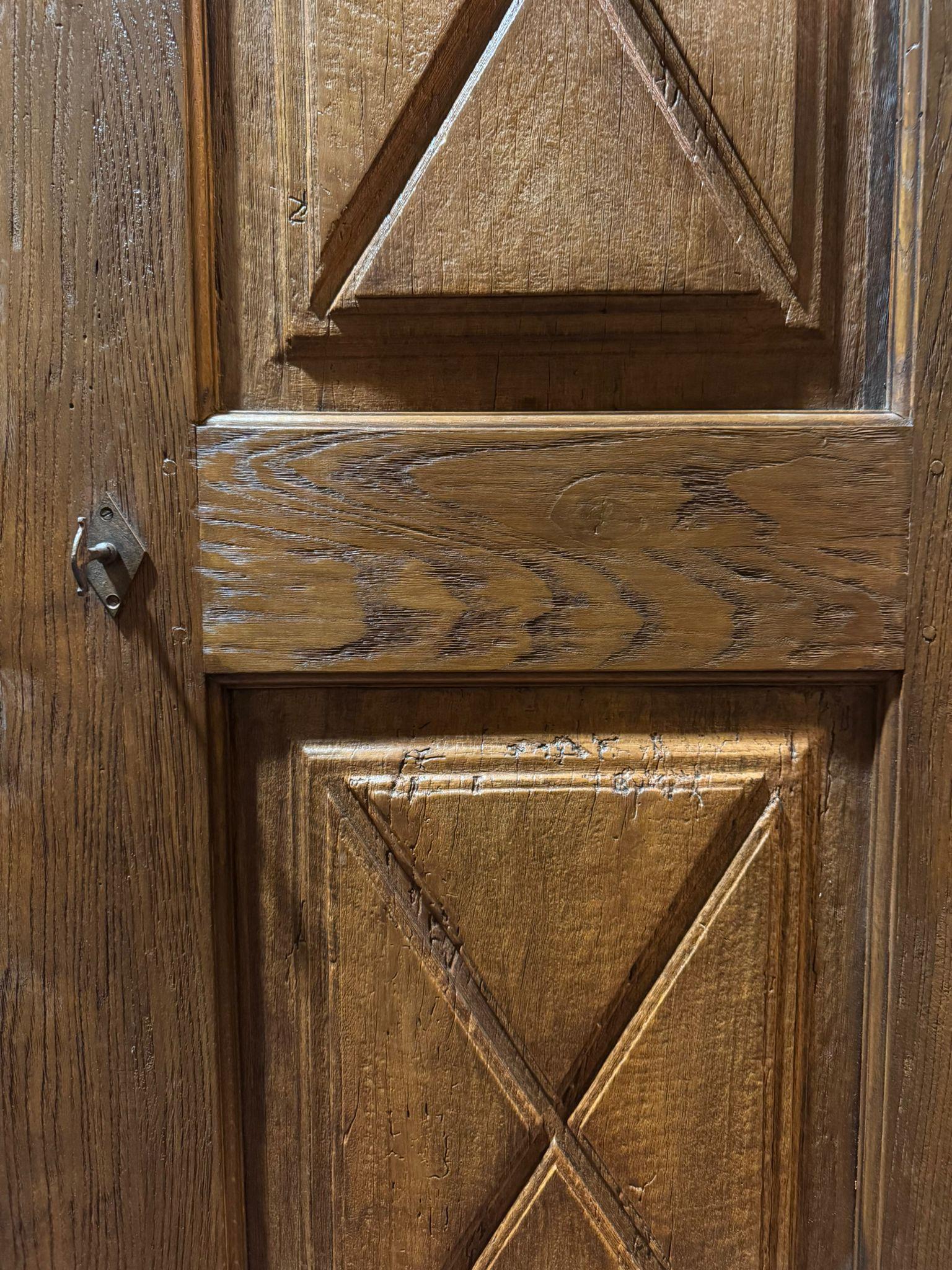 Puerta de una hoja de álamo y roble, tallada en cruz, Italia en Bueno estado para la venta en Cuneo, Italy (CN)