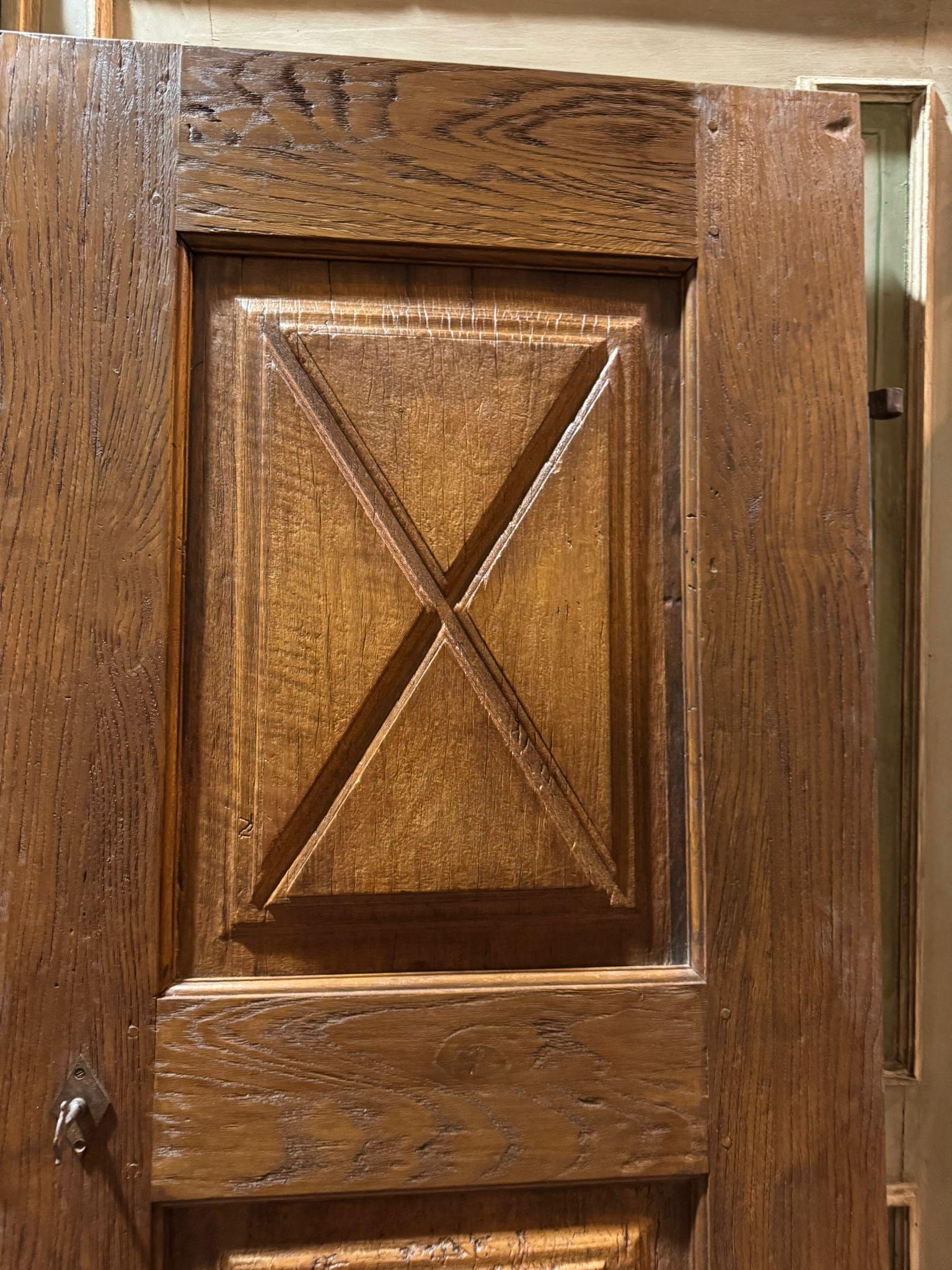 Puerta de una hoja de álamo y roble, tallada en cruz, Italia Álamo en venta