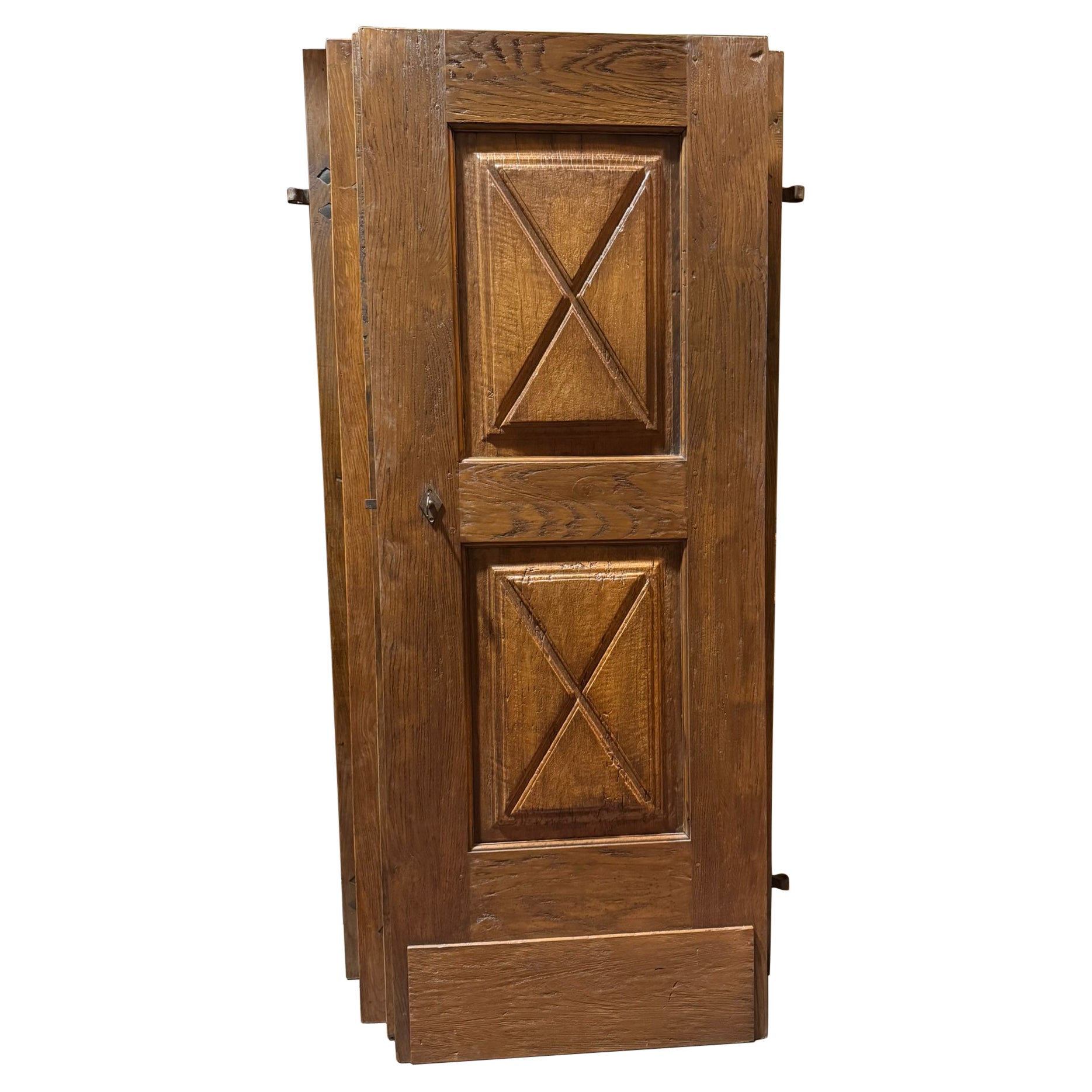 Puerta de una hoja de álamo y roble, tallada en cruz, Italia