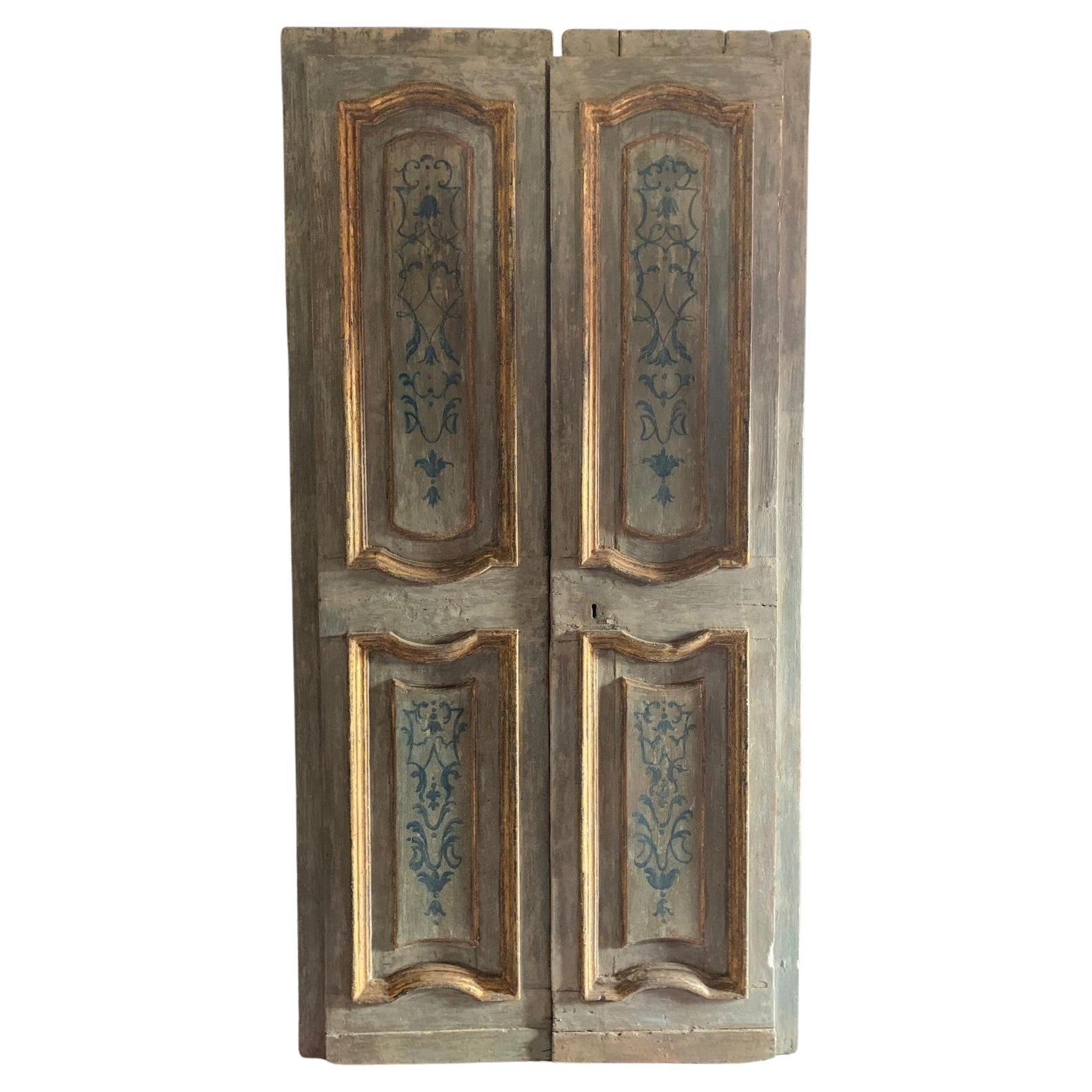 Porta in legno laccato a due battenti con Pannelli intagliati e dipinti, italia