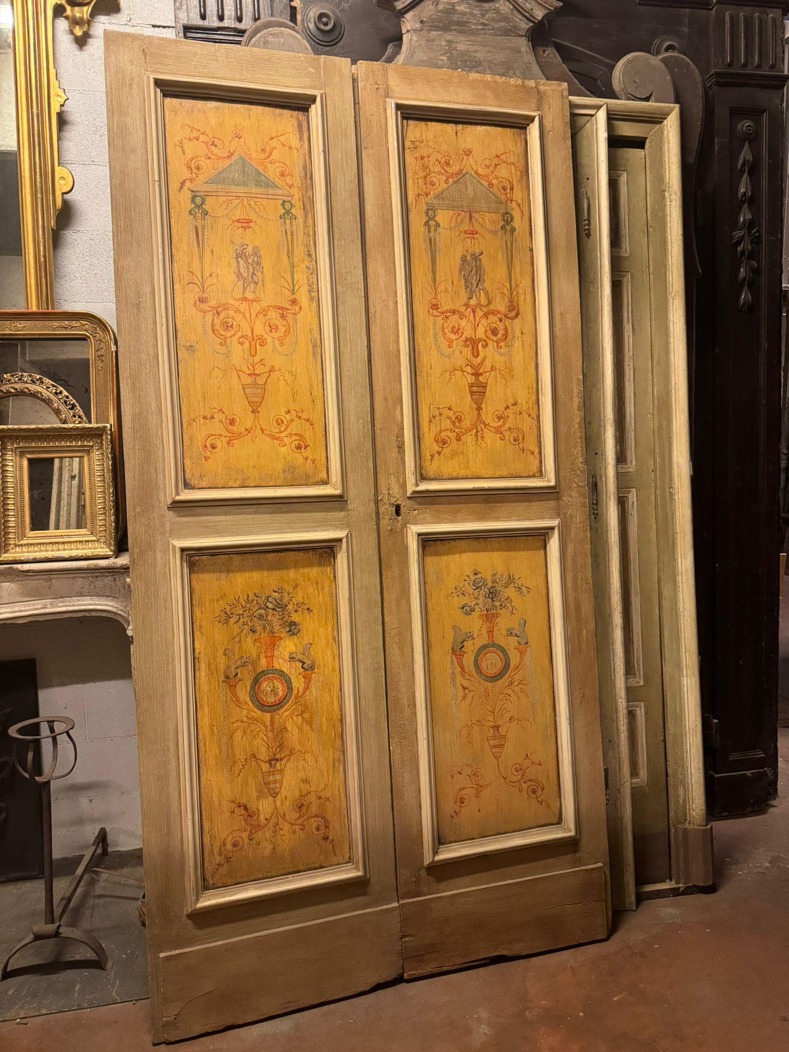 Porta in legno laccato a due battenti, pannelli dipinti a fondo giallo, italia in vendita 3