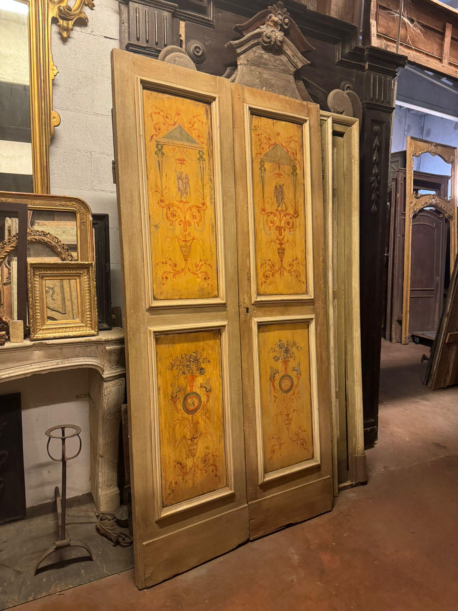 Italian Porta in legno laccato a due battenti, pannelli dipinti a fondo giallo, italia in vendita