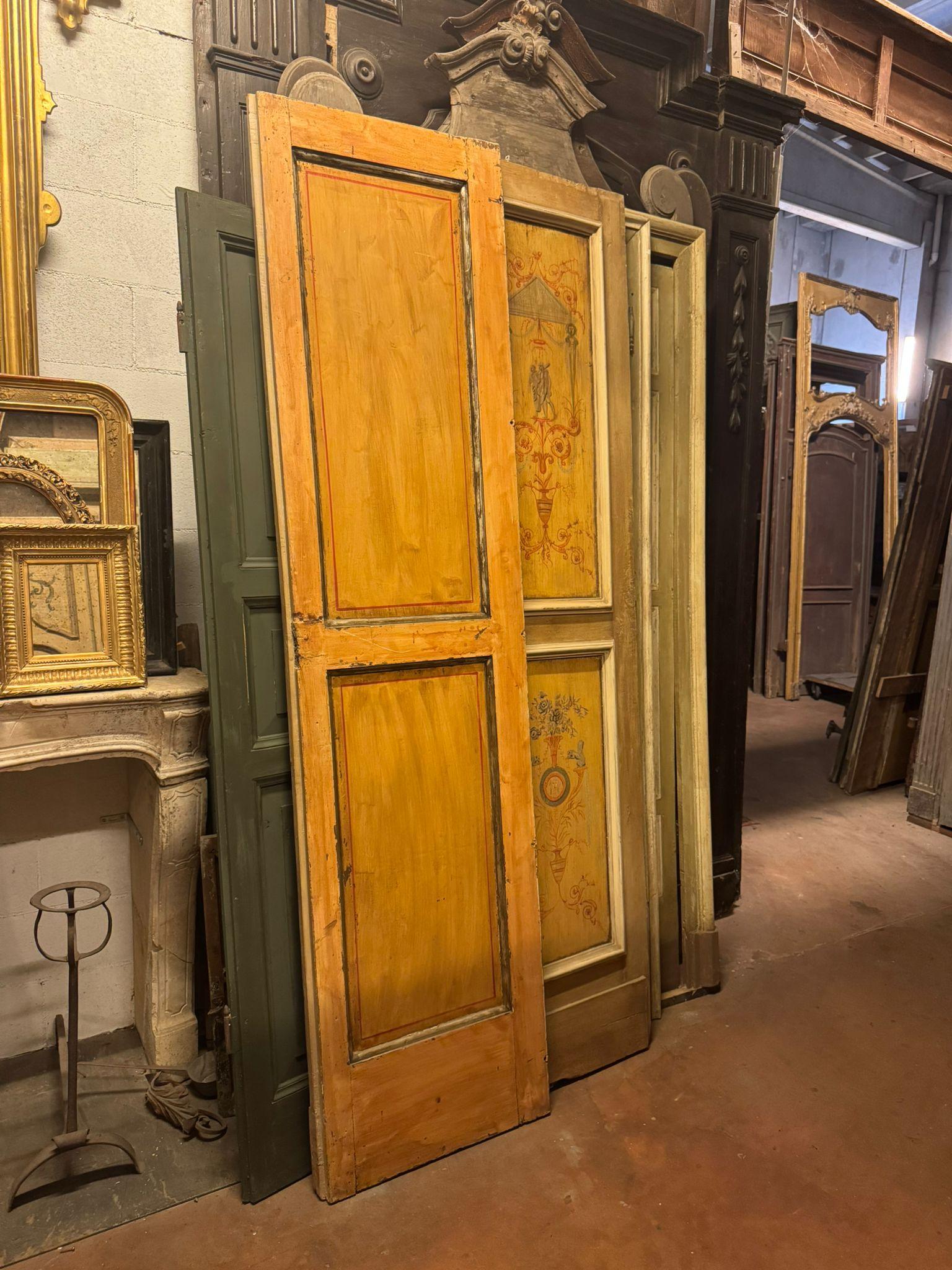 Laccato Porta in legno laccato a due battenti, pannelli dipinti a fondo giallo, italia in vendita