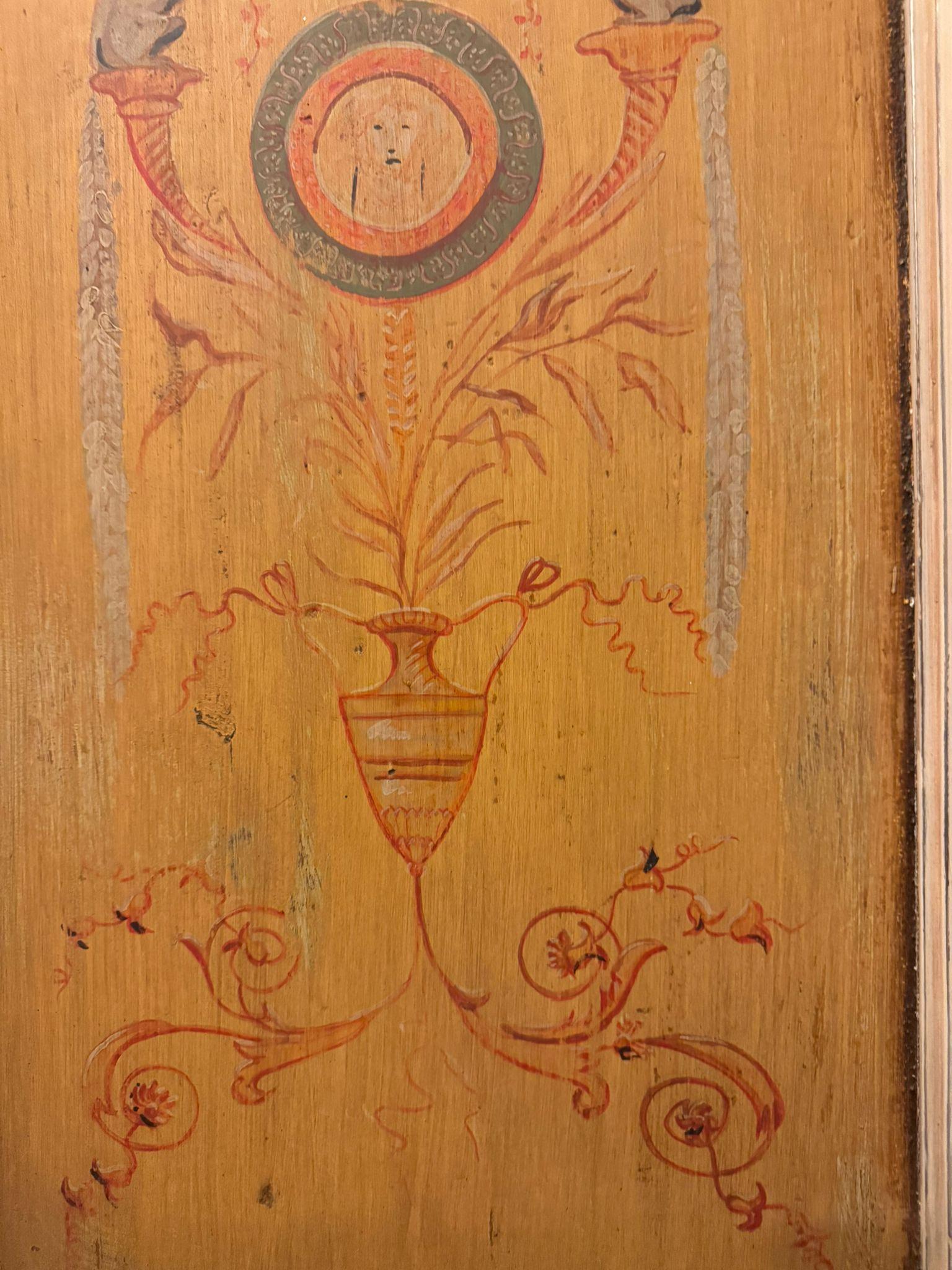 Porta in legno laccato a due battenti, pannelli dipinti a fondo giallo, italia In condizioni buone in vendita a Cuneo, Italy (CN)