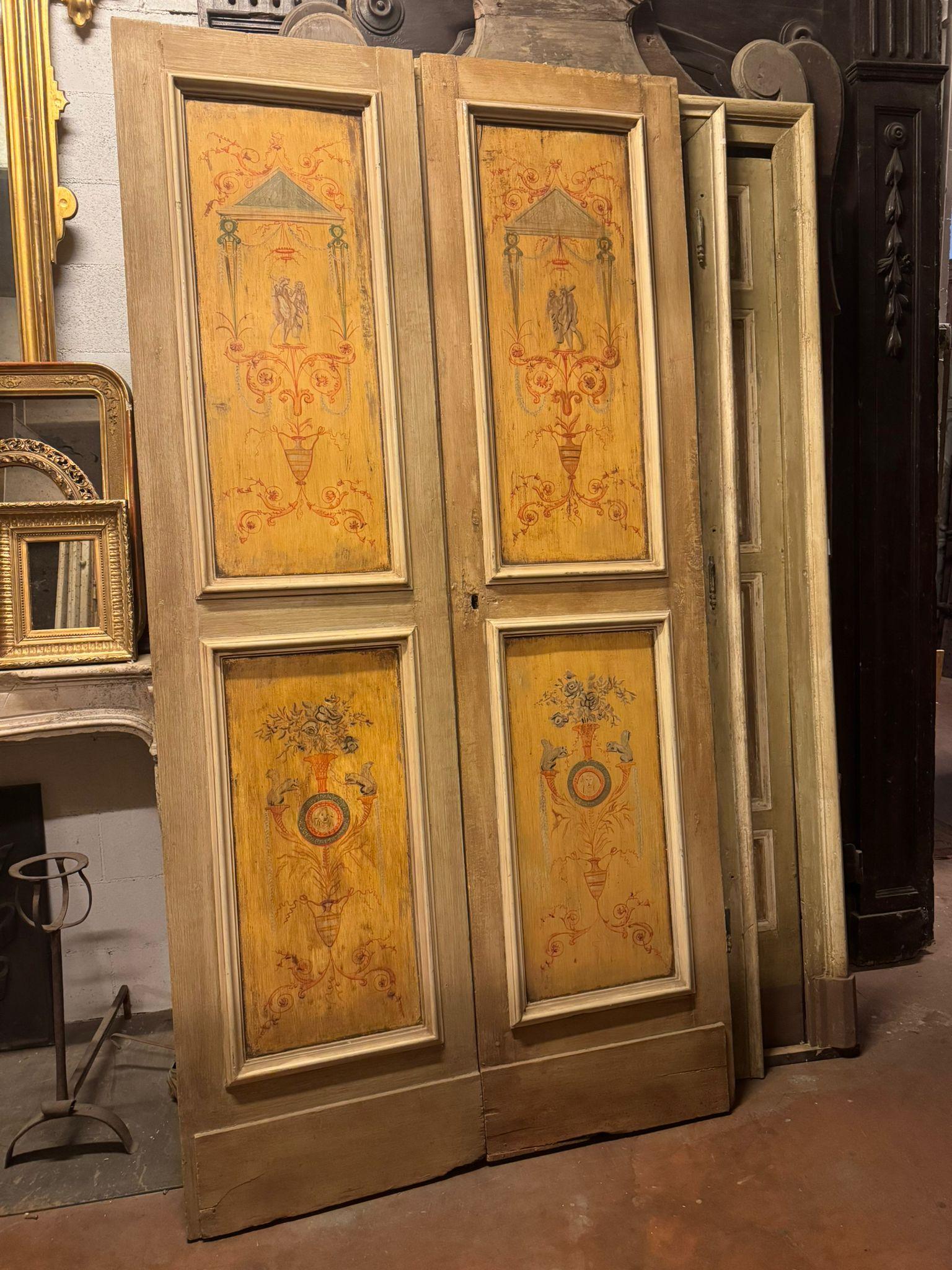 Porta in legno laccato a due battenti, pannelli dipinti a fondo giallo, italia in vendita 2
