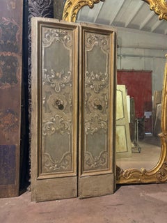 Porta in legno laccato e dipinto a due battenti, italia