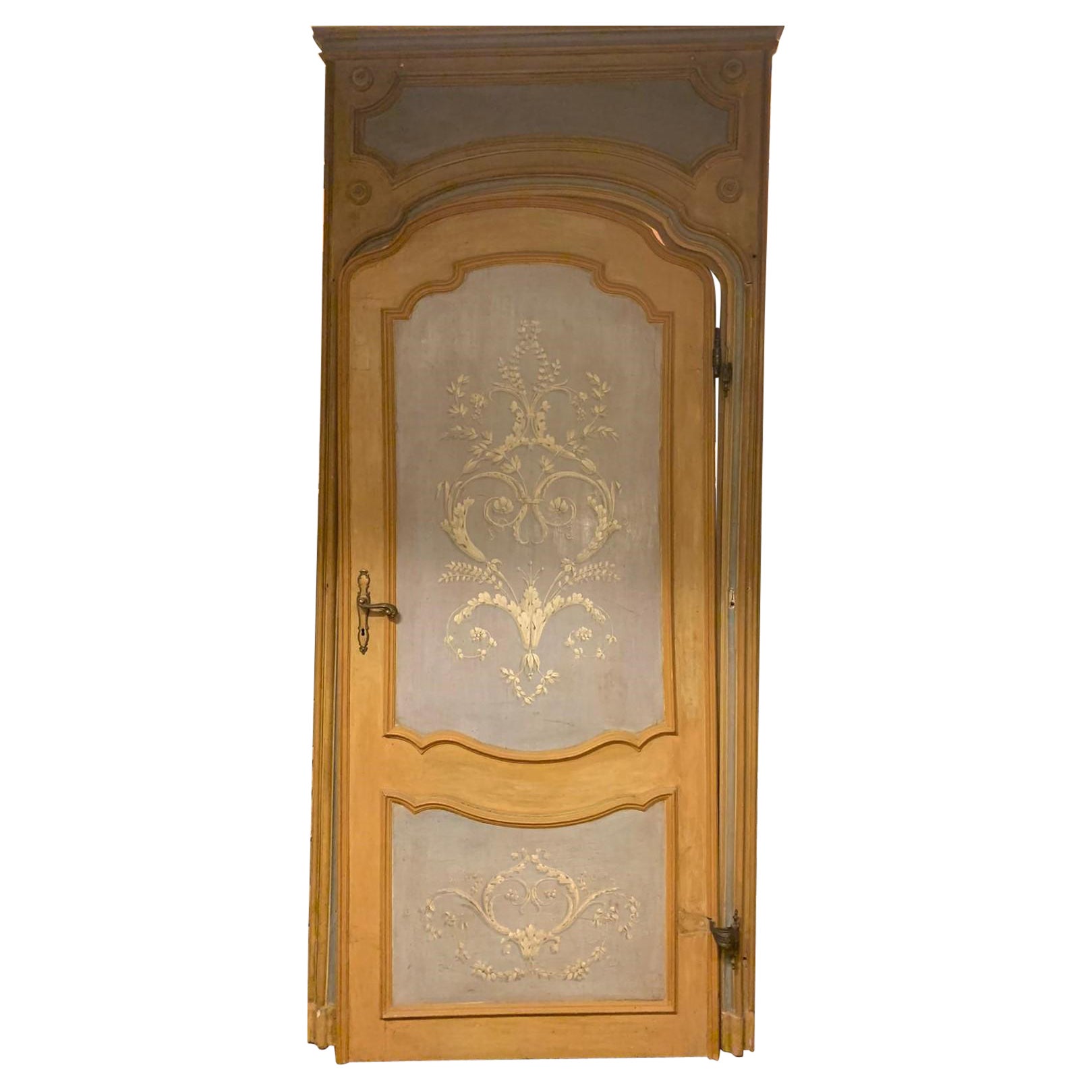 Porta in legno laccato, pannelli dipinti, completa di telaio e sovrapporta For Sale