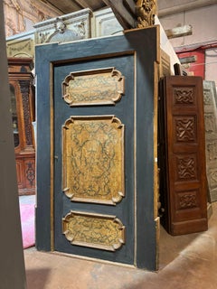 Porta in legno laccato, pannelli dipinti con molure sagomate e telaio, italia