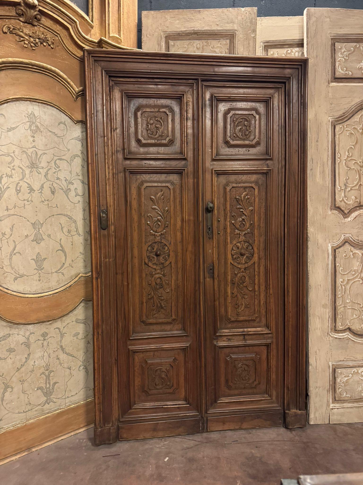 Porte ancienne en noyer massif, à double charnière, richement sculptée dans des panneaux avec des décorations florales typiques de l'époque, d'origine du 19ème siècle, dos simple mais fini, complète avec un cadre d'origine avec une belle cloche (il