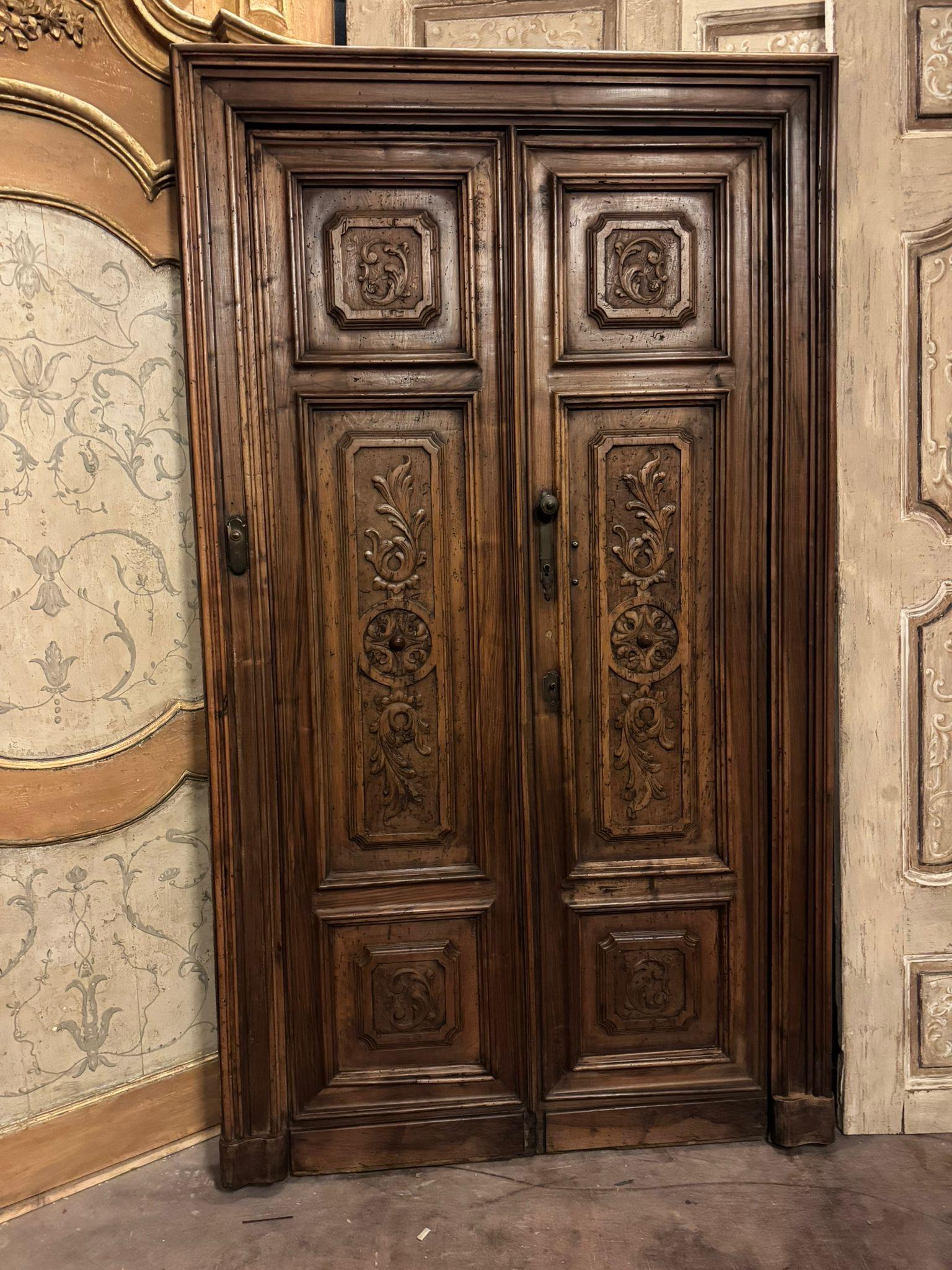 Italian Porte à double charnière en noyer avec cadre, richement sculptée, Italie en vente
