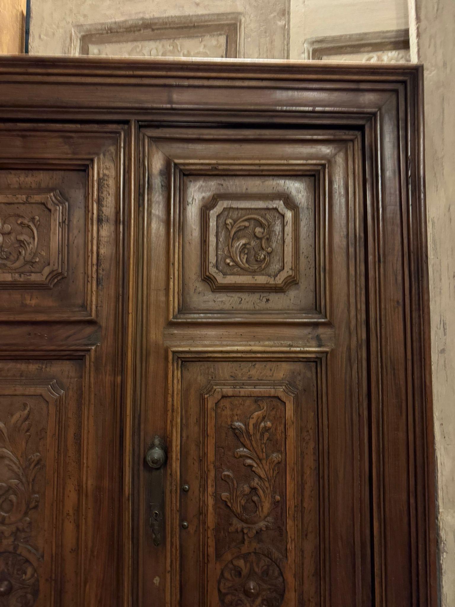 Sculpté Porte à double charnière en noyer avec cadre, richement sculptée, Italie en vente