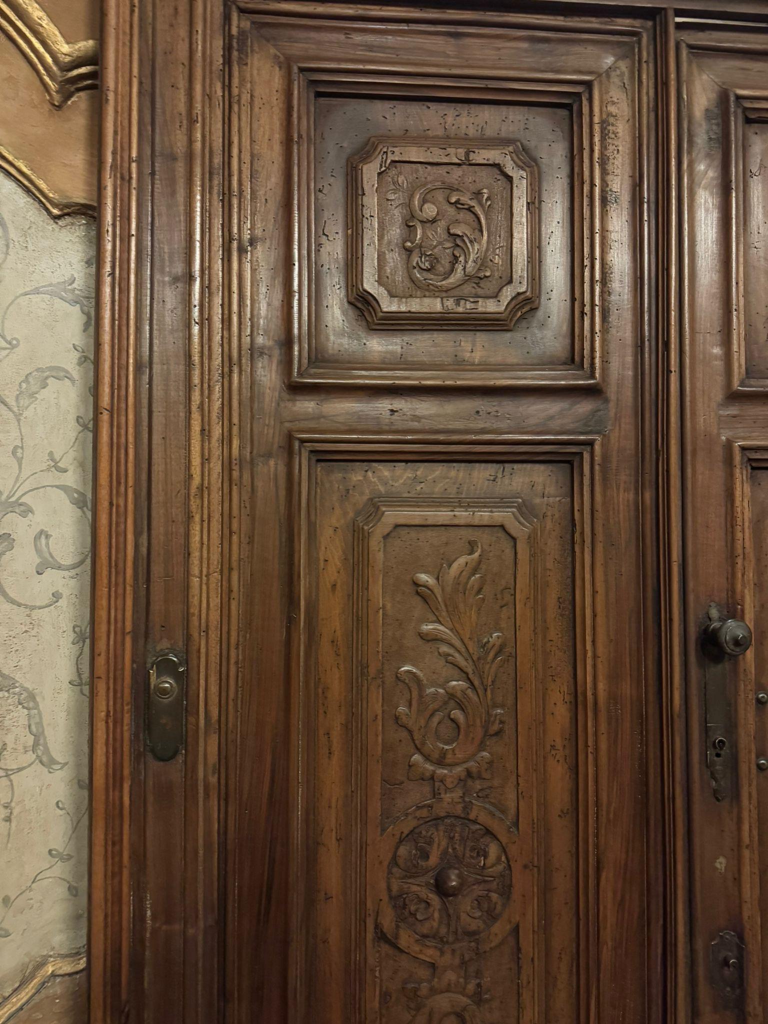 Porte à double charnière en noyer avec cadre, richement sculptée, Italie Bon état - En vente à Cuneo, Italy (CN)