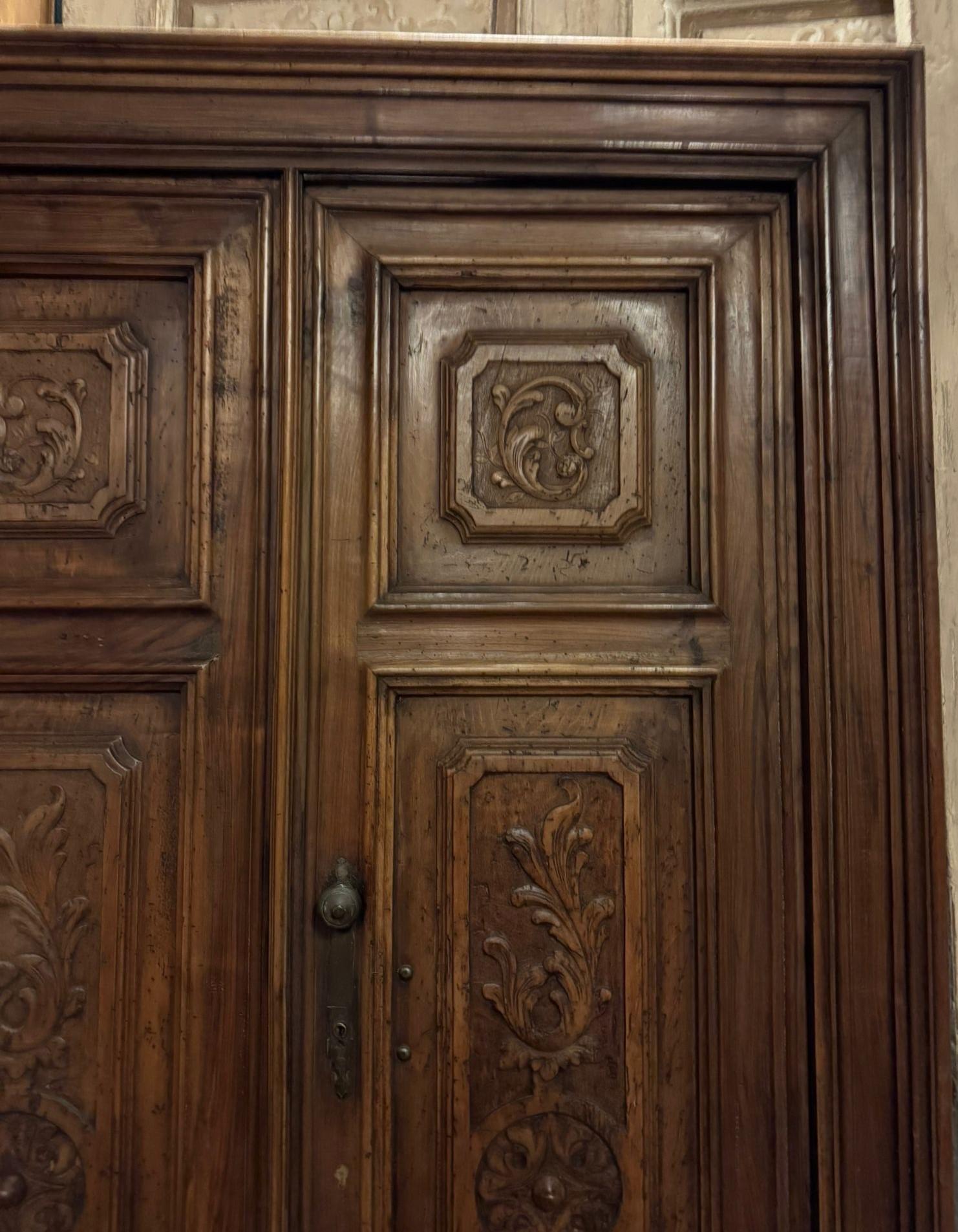 Noyer Porte à double charnière en noyer avec cadre, richement sculptée, Italie en vente