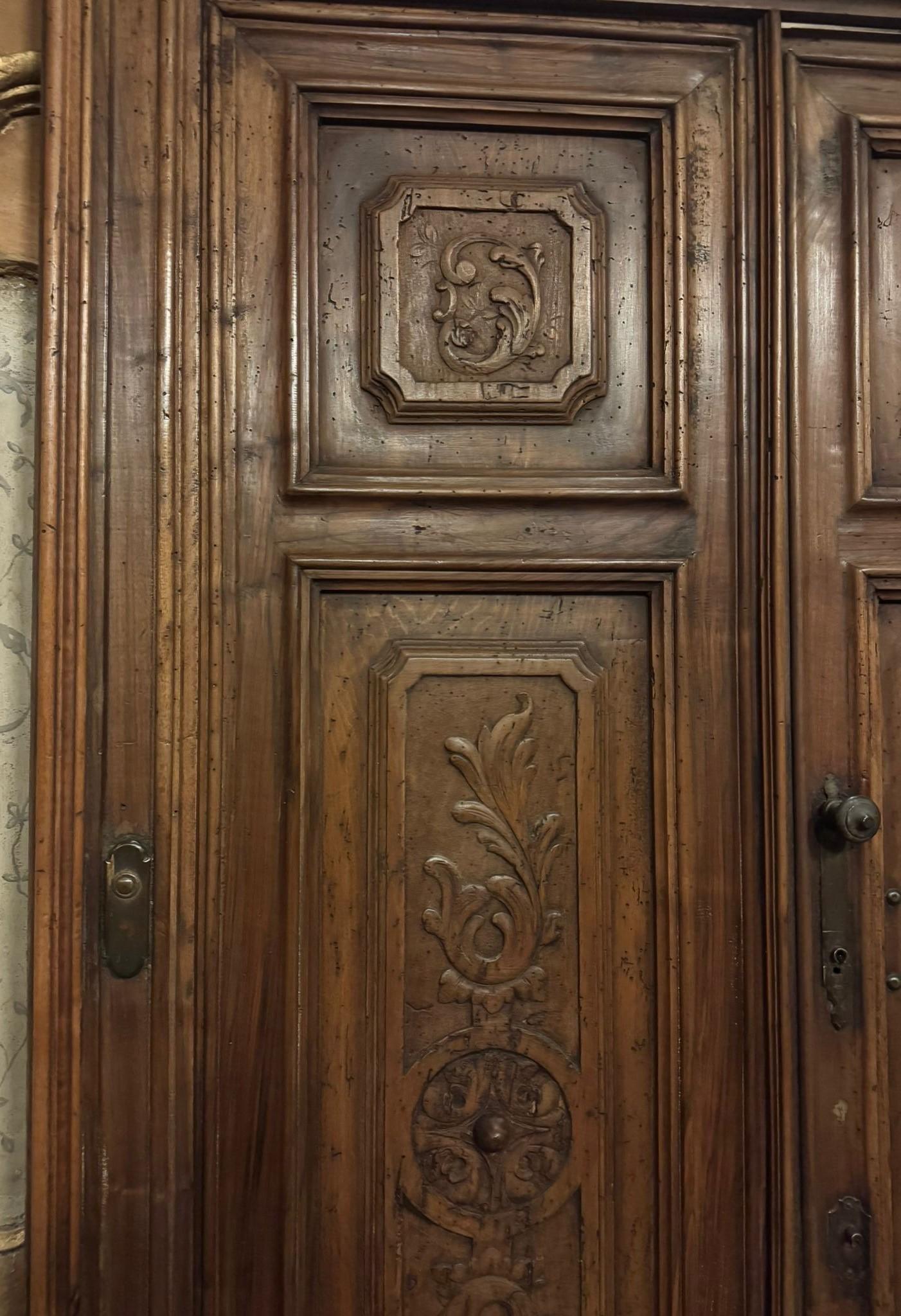 Porte à double charnière en noyer avec cadre, richement sculptée, Italie en vente 1