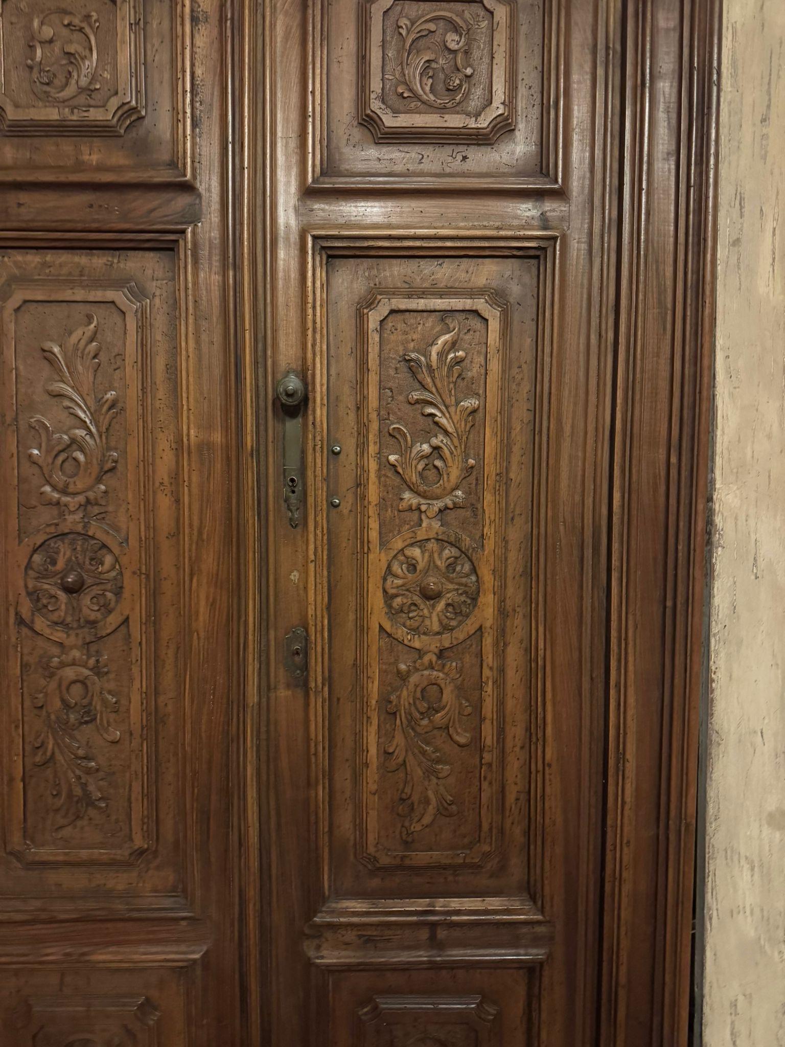 Porte à double charnière en noyer avec cadre, richement sculptée, Italie en vente 2