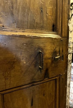 A door made of solid walnut in excellent condition, dating from the 18th century.