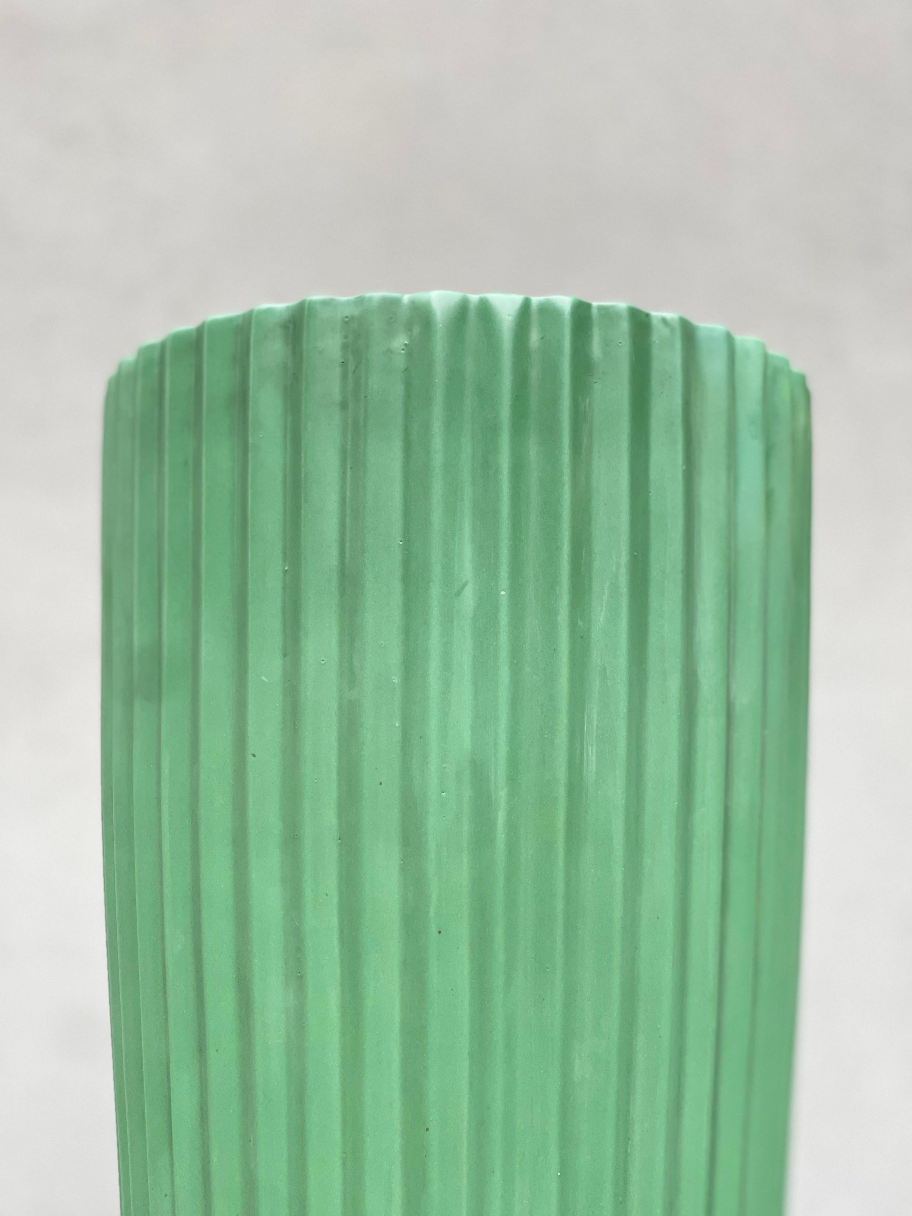 Descrizione : 
grande porta ombrelli in ceramica ideata dal designer Ambrogio Pozzi. 
Firmato sul fondo . 
Presenta etichetta originale rinascente. 
Colore sabbia. 

Origini : 
Italia

Periodo di produzione : 
1960

Artista : 
Ambrogio