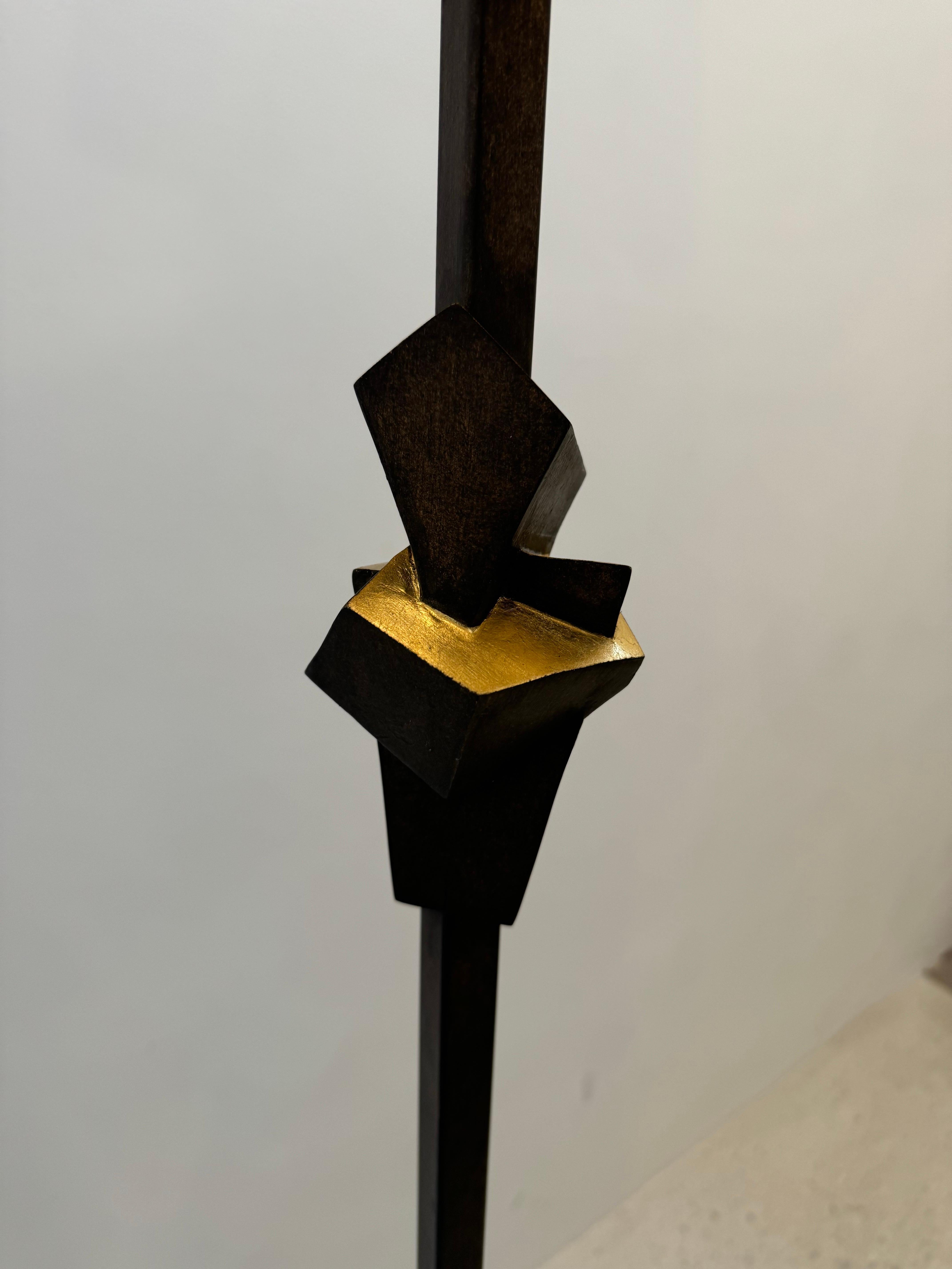 Lámpara de pie Porta Romana en acabado Bronce ennegrecido con detalles escultóricos en venta 3
