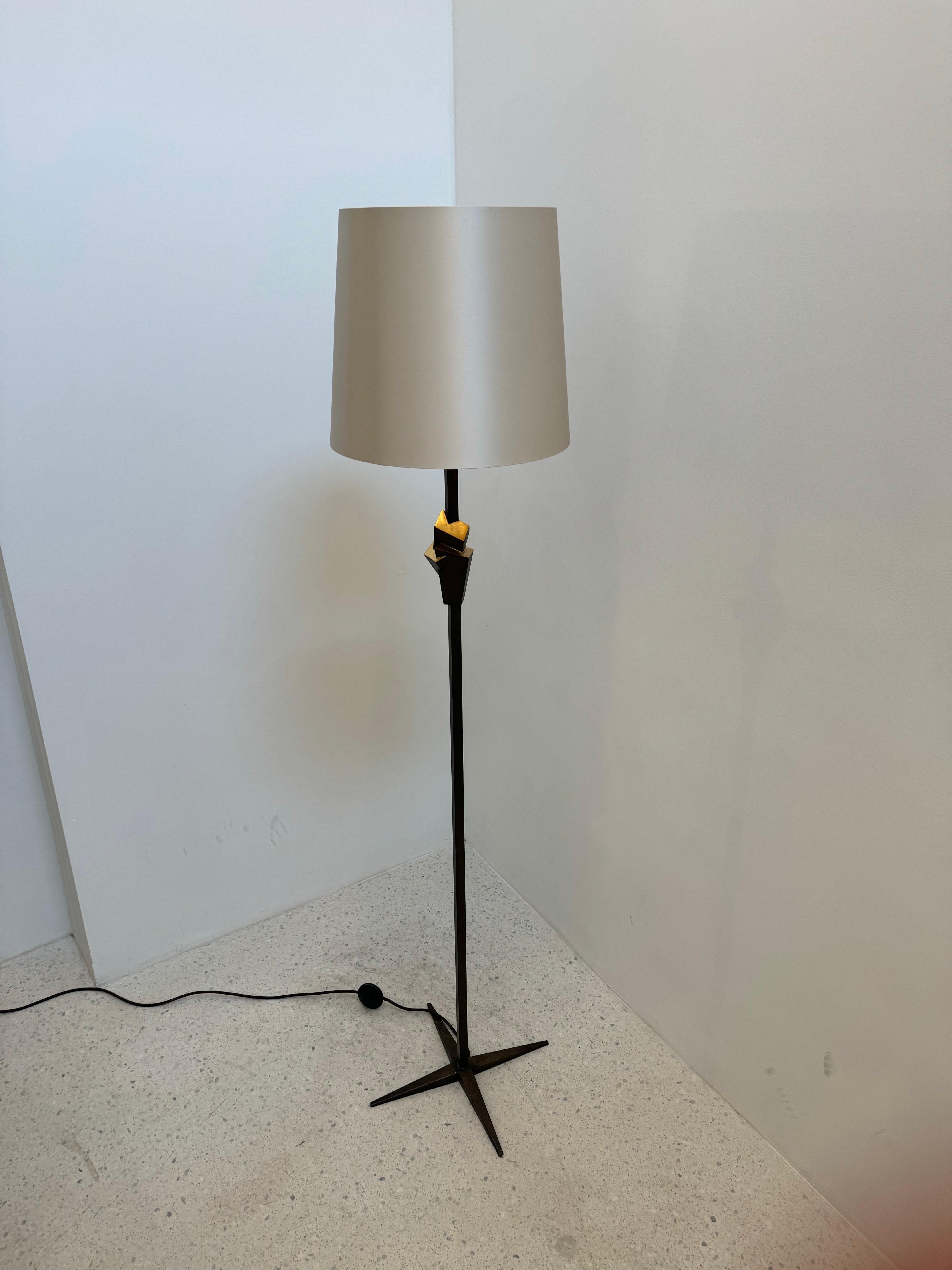 Lámpara de pie Porta Romana en acabado Bronce ennegrecido con detalles escultóricos en Bueno estado para la venta en Brussel, BE