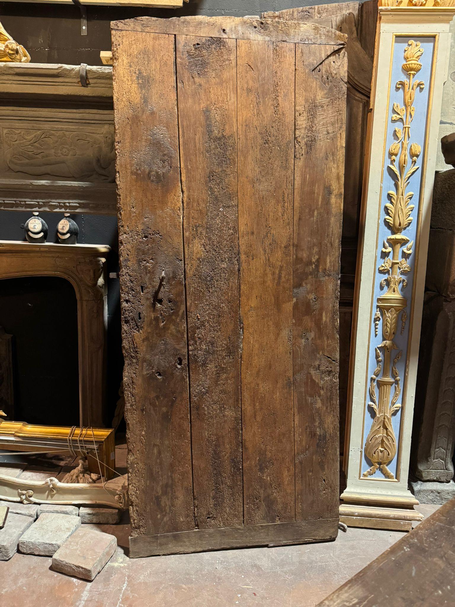 Porta da interno o da cantina, in legno solido di pioppo ad assito verticale, aspetto rustico e montano, ideale per baita o cantina dei vini. Retro liscio e senza telaio, poichè nasceva montata con cardini direttamente a muro, originale di epoca