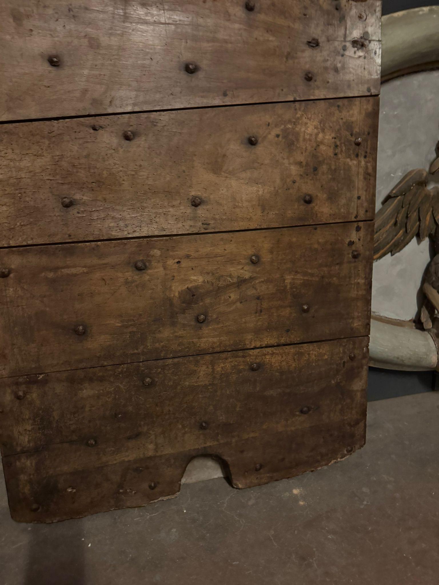 Rustic walnut door with horizontal nailed slats, italy In Good Condition For Sale In Cuneo, Italy (CN)