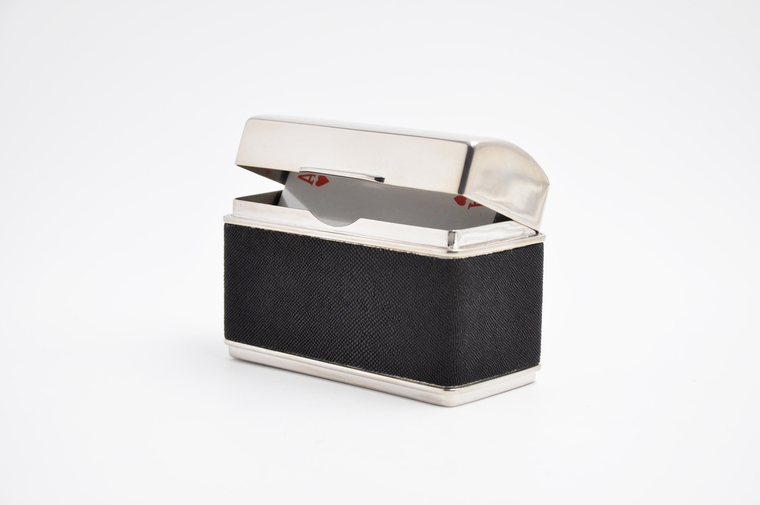 Sumérjase en el lujo con la pitillera o la cartuchera de la colección Galucharme Black, una obra maestra artesanal firmada por el célebre diseñador Nino Basso.
Este exclusivo accesorio, fabricado en fina piel de tiburón, es la combinación perfecta