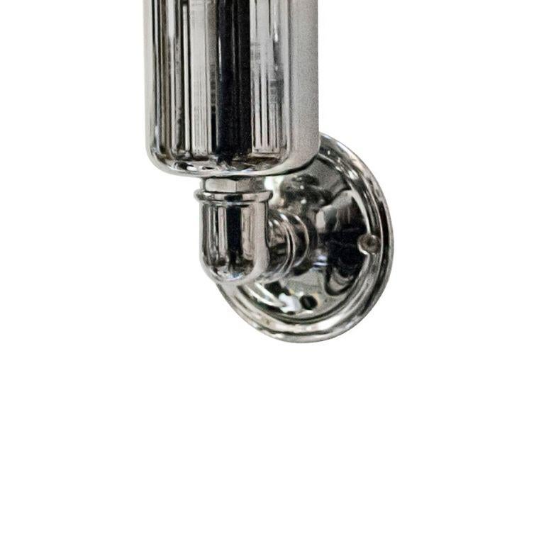 Arricchisci il tuo bagno con il Portaspazzolino Idro in Vetro e Ottone, un perfetto connubio tra stile e funzionalità. Realizzato in ottone di alta qualità e vetro resistente, questo elegante accessorio aggiunge un tocco di raffinatezza al tuo