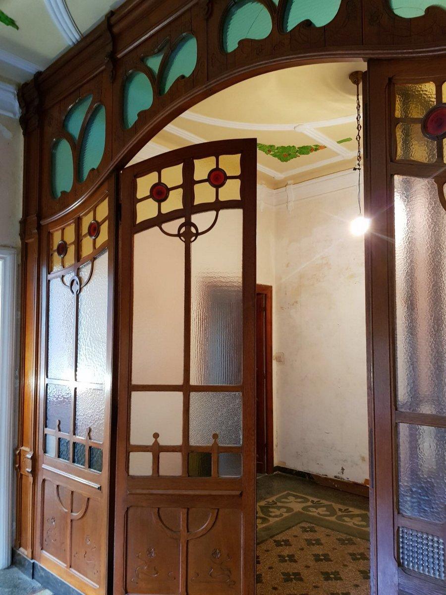 Liberty glass door with oak frame, coming from an Italian villa, adaptable to a portal or to divide rooms.  Porta vetrata liberty in legno di rovere con vetri colorati originali, pannelli inferiori scolpiti con decori floreali, bella ambo i lati,