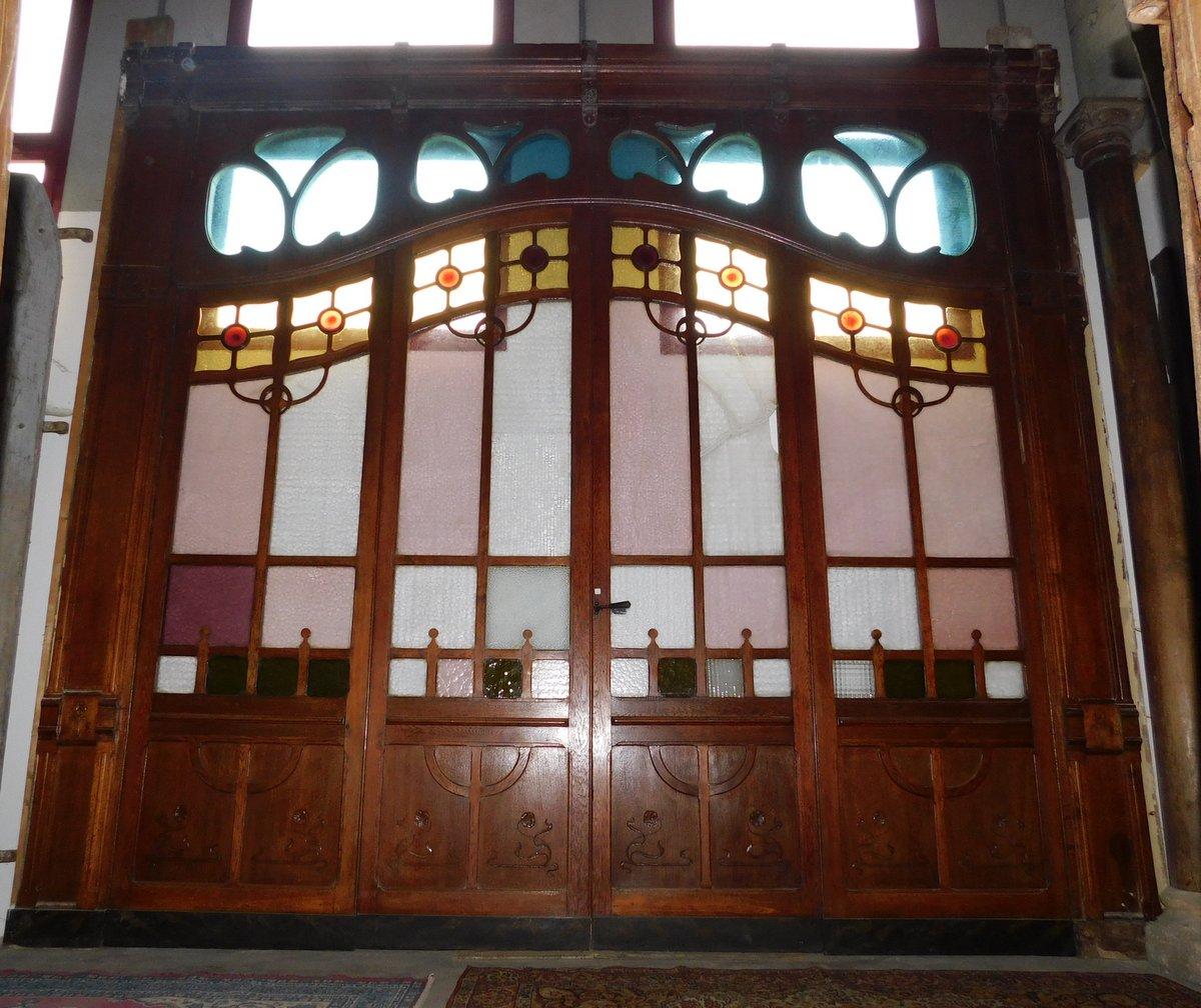 Carved Porta vetrata liberty, facciata divisoria in rovere con vetri colorati, Italia For Sale